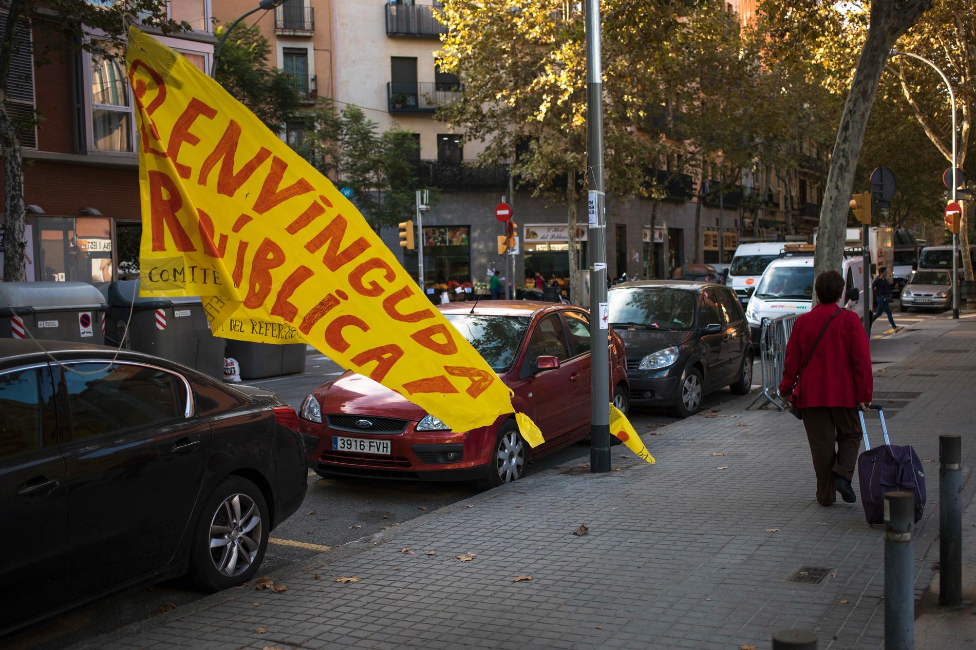 En banderoll med texten "Välkommen, Republiken!" sliter sig i vinden i Barcelona på onsdagen.