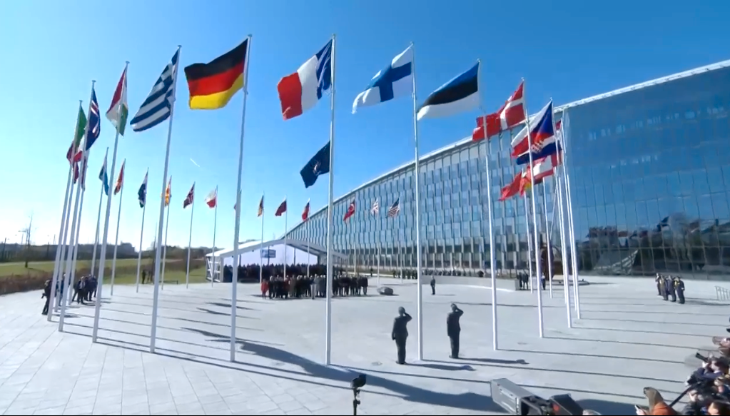 Finlands flagga hissad utanför Natos högkvarter i Bryssel.