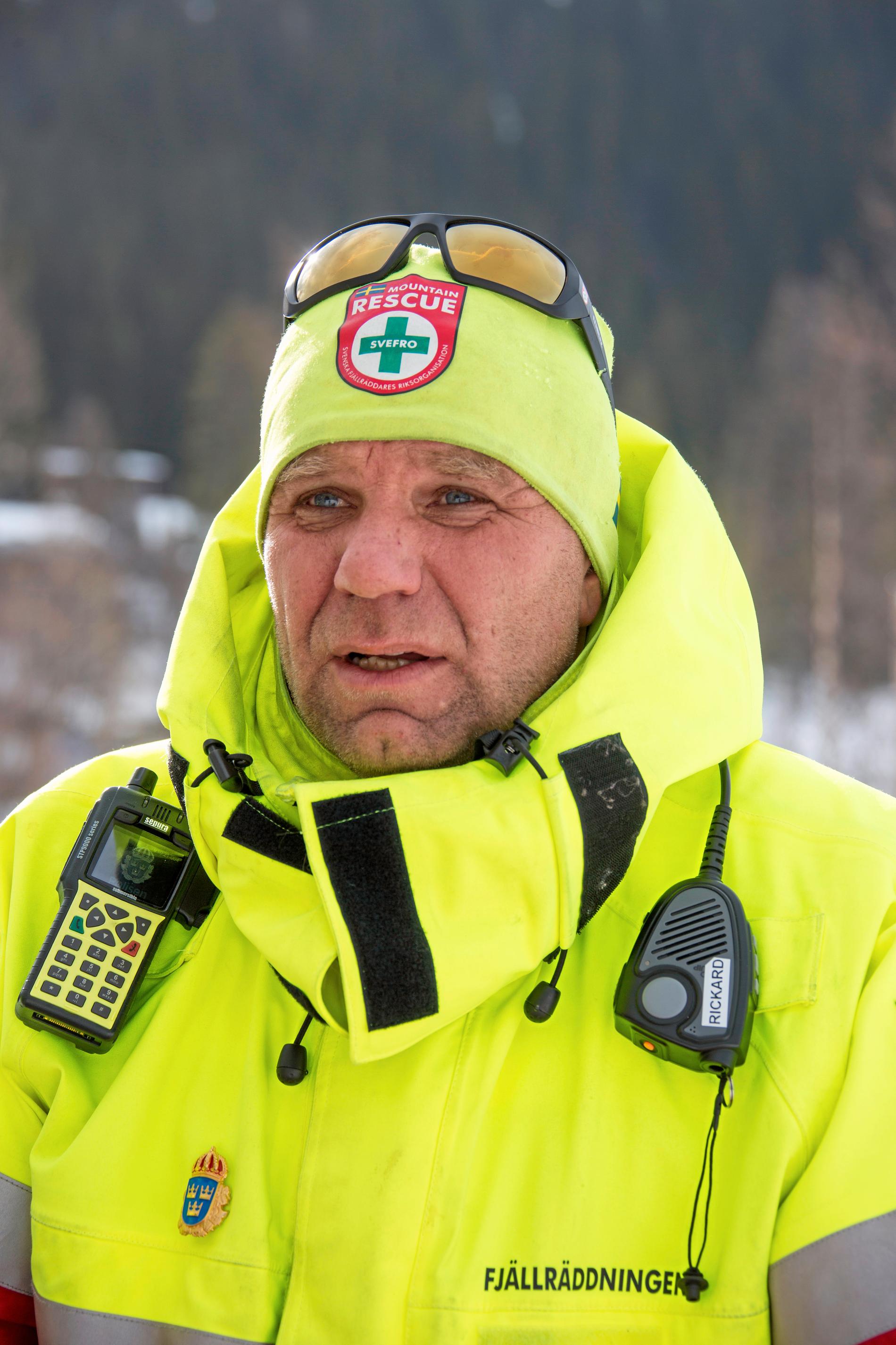 Rickard Svedjesten, ordförande Svenska Fjällräddarnas Riksorganisation (SVEFRO), berättar att fjällräddarna under de senaste åren har genomfört lika många räddningsaktioner på sommaren som på vintern.