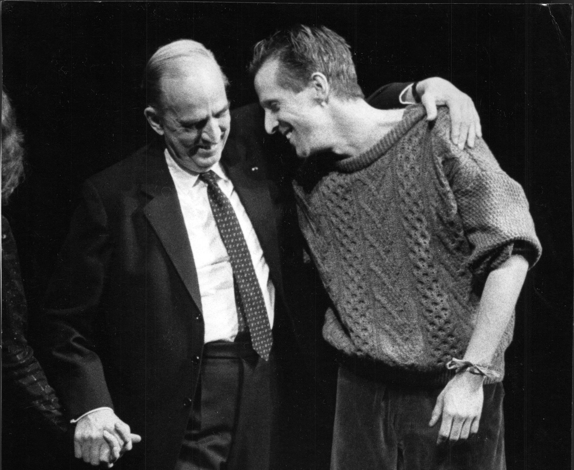 Ingmar Bergman och Peter Stormare efter premiären på ”Hamlet” 1986.