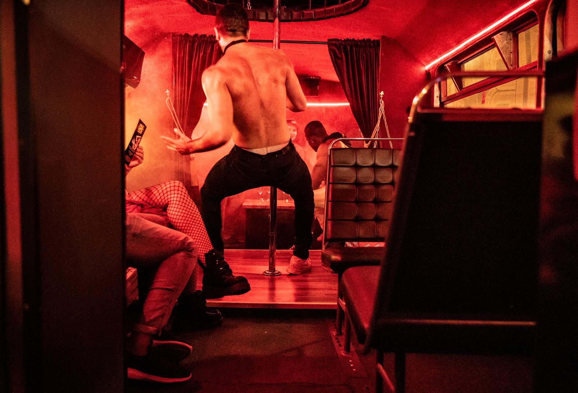 Strippbussen ”Crazy candy” står mitt i centrala Stockholm. Konceptet är att det ska vara jämställt med både kvinnliga och manliga strippor.  