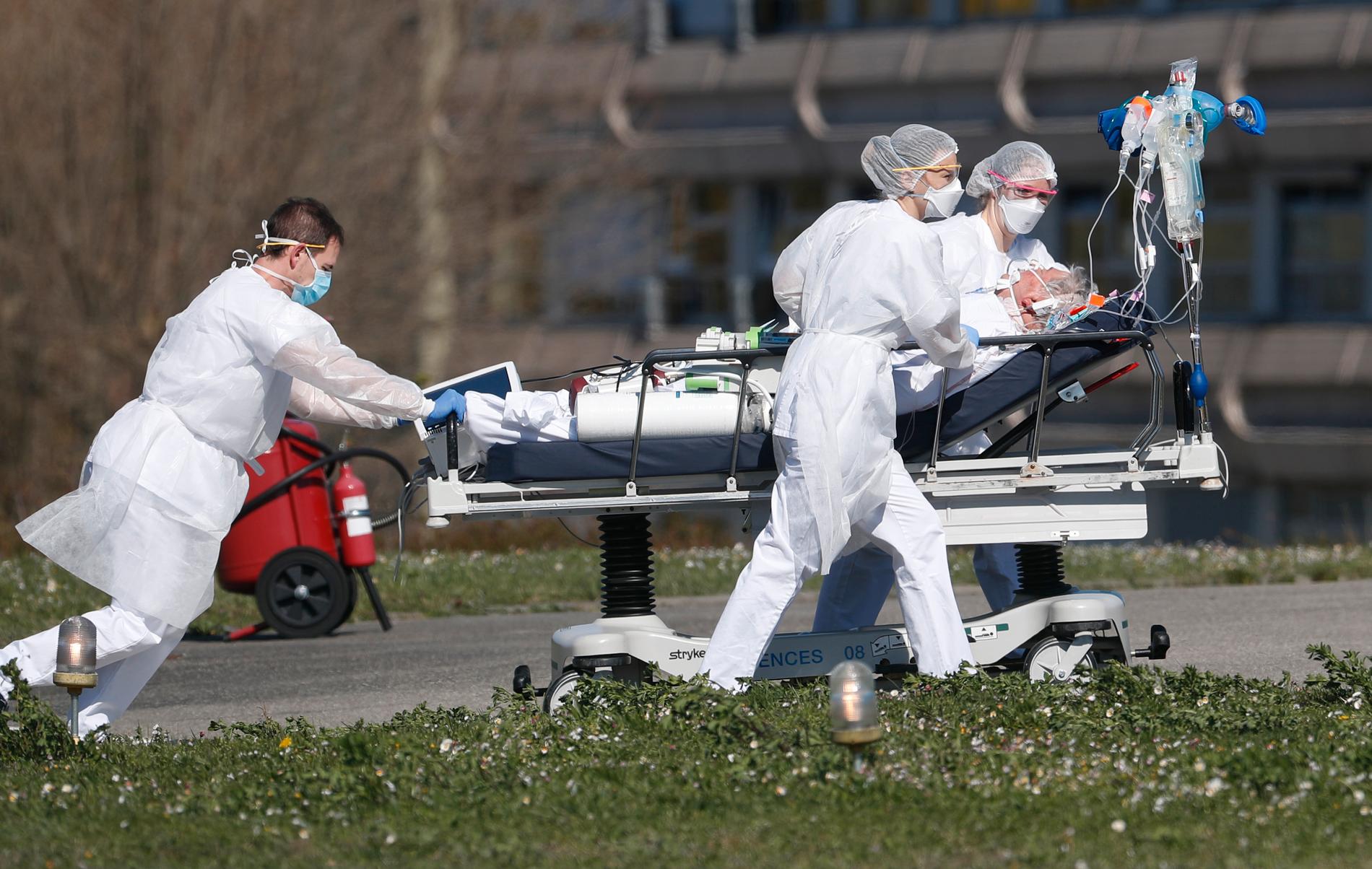 MULHOUSE, FRANKRIKE En coronasmittad patient evakueras från det civila sjukhuset i Mulhouse på måndagen.