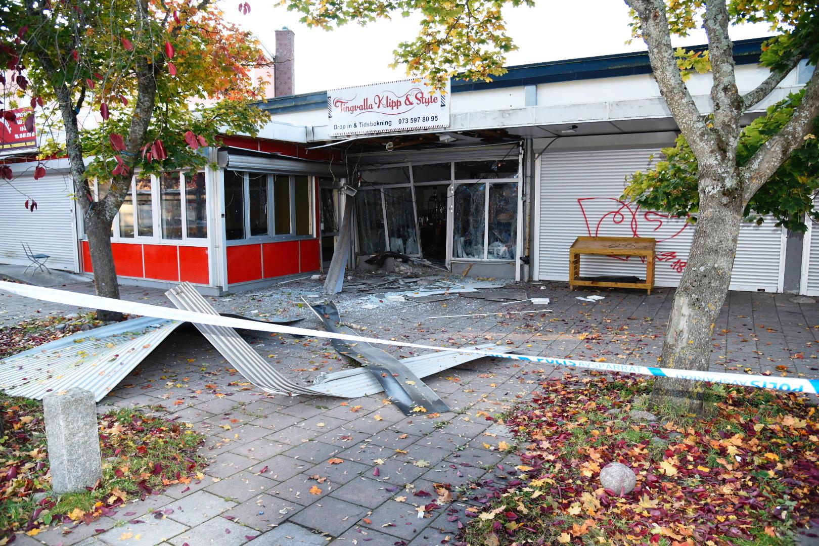 En explosion inträffade i natt vid en frisörsalong i centrala Märsta.