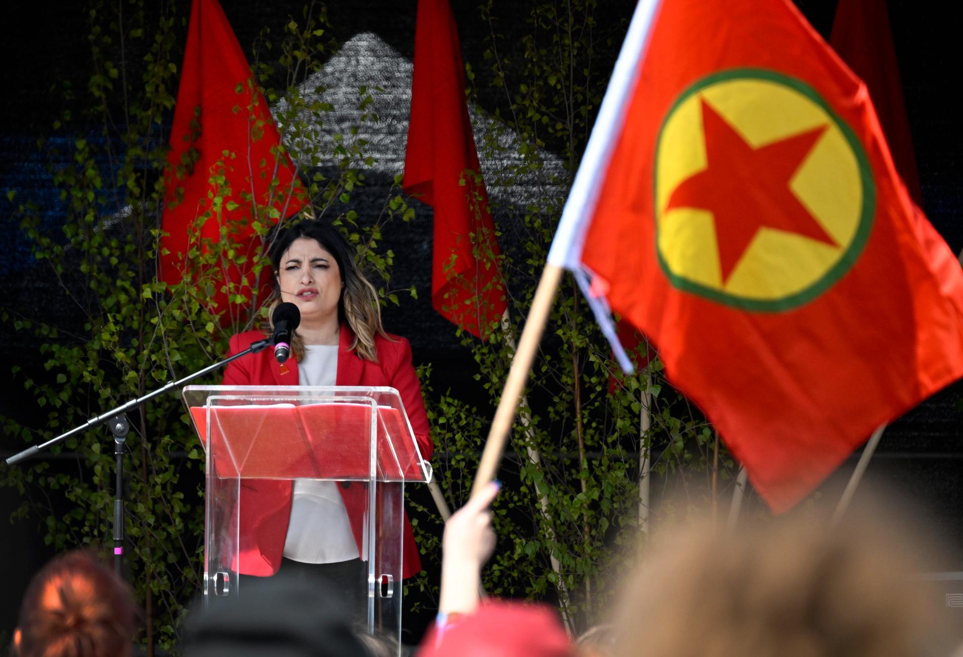 PKK:s flaggor när Vänsterpartiets partiledare Nooshi Dadgostar (V) talar i Slottsparken i Malmö på första maj under Arbetarrörelsens dag.