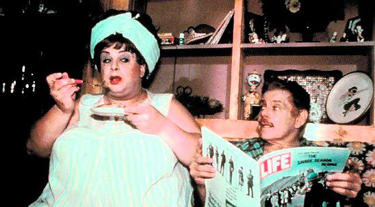 originalet Dragshowdrottningen Divine spelade Edna Turnblad i originalfilmen av John Waters från 1988.