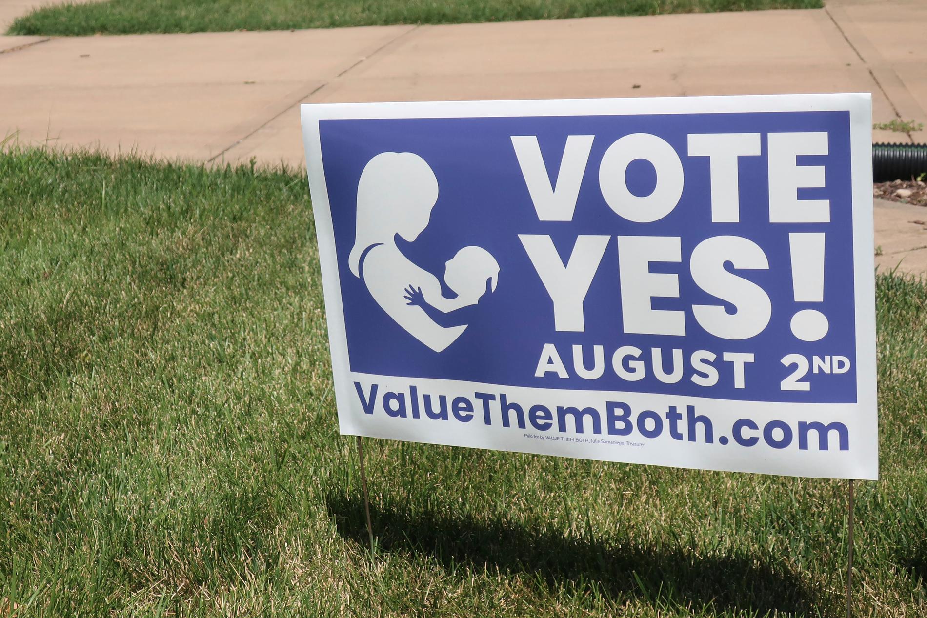 En skylt i Olathe, Kansas, uppmanar väljarna att rösta ja till att ändra delstatens konstitution och öppna för abortförbud.