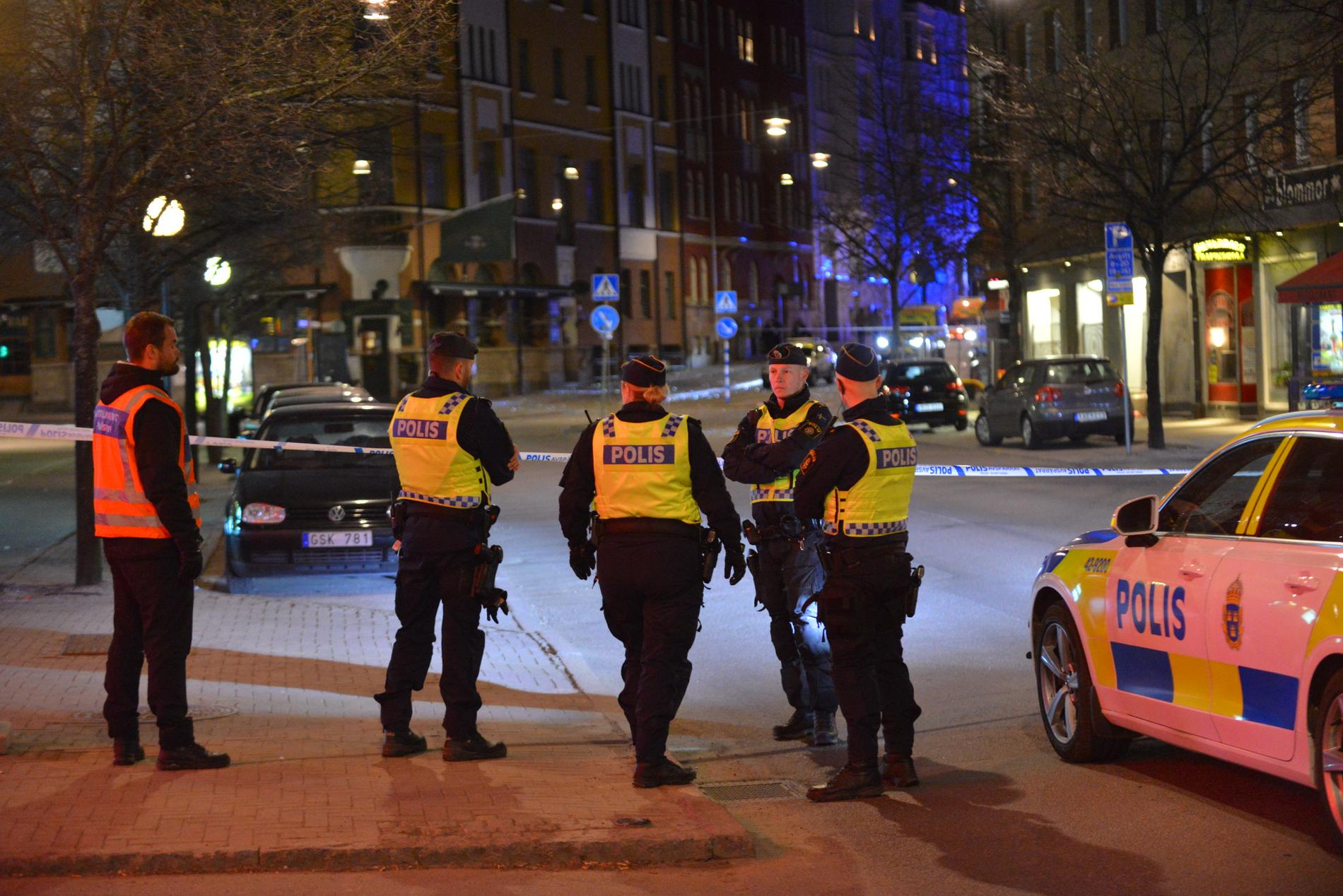 Polisen på plats i centrala Norrköping efter explosionen.