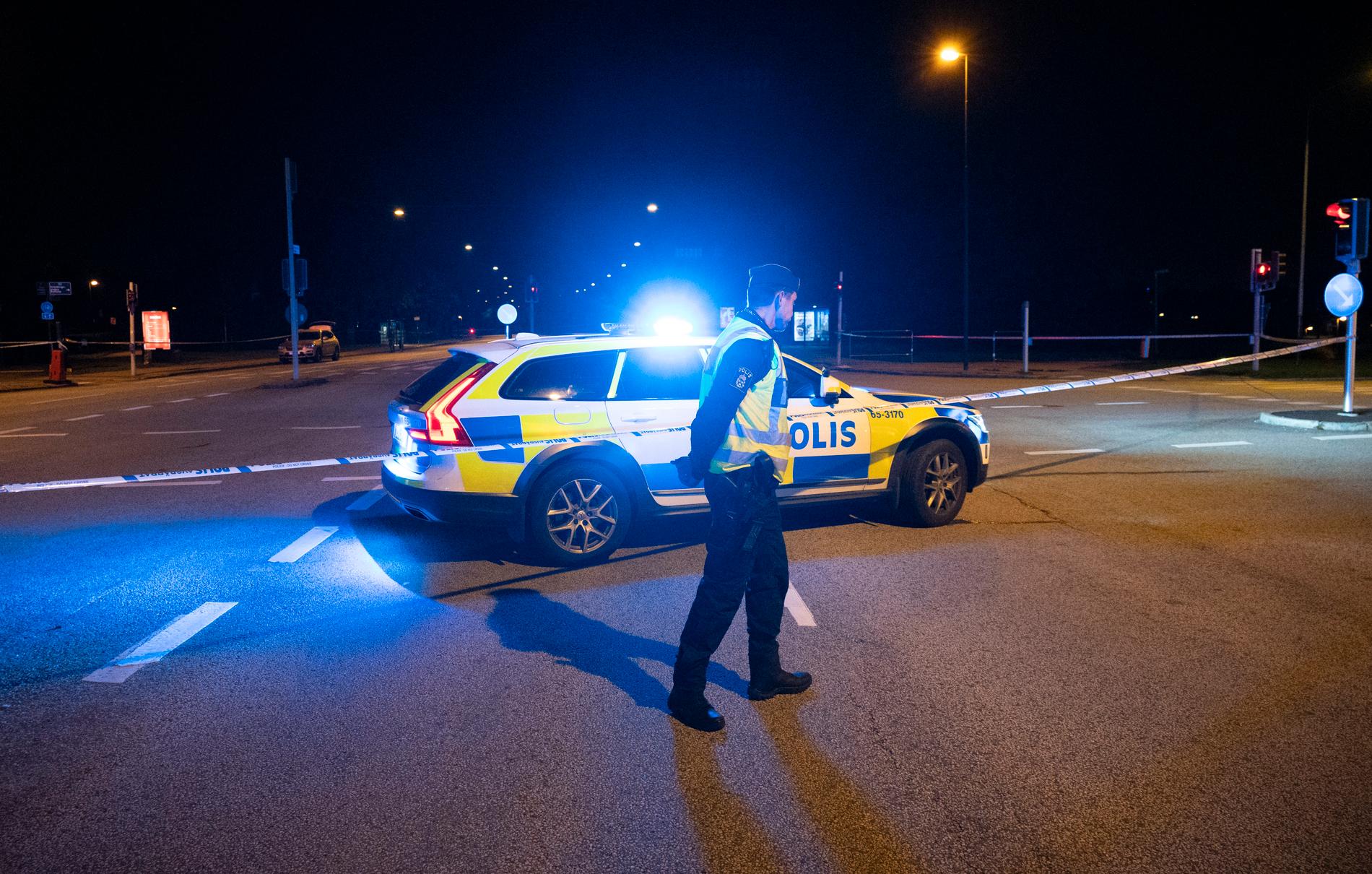 Polis spärrade av vid Sallerupsvägen i Malmö i höjd med Inre ringvägen natten till söndagen.
