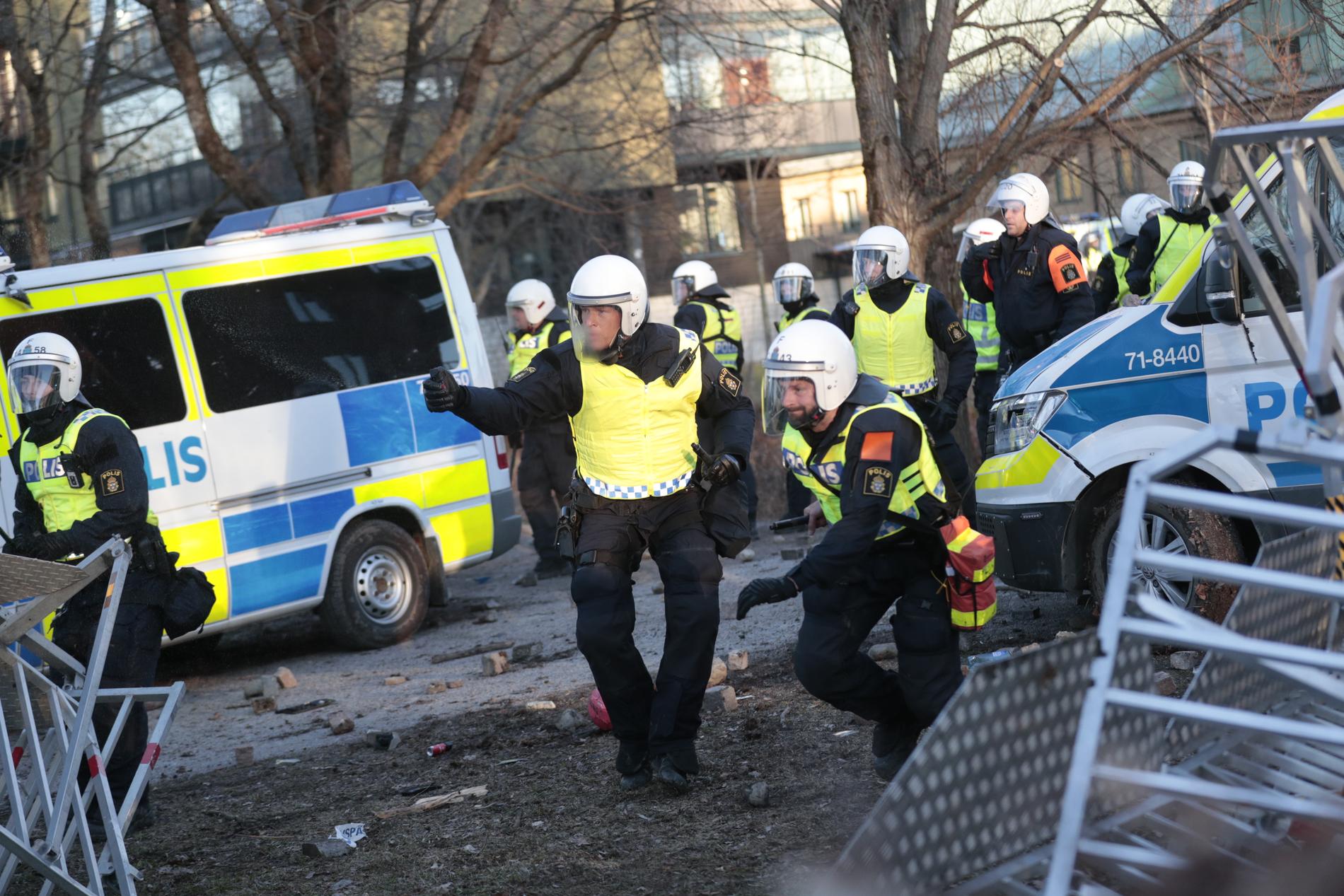 Poliser på plats i Sveaparken i Örebro under påskupploppen. 