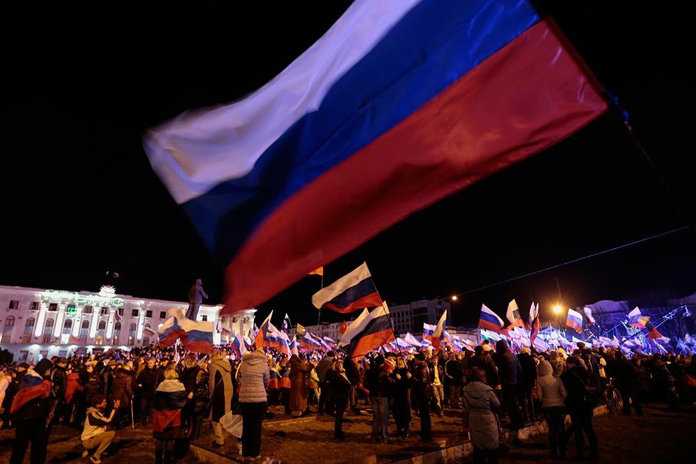 Delar av Krims befolkning firar valresultatet på Lenintorget i Simferopol