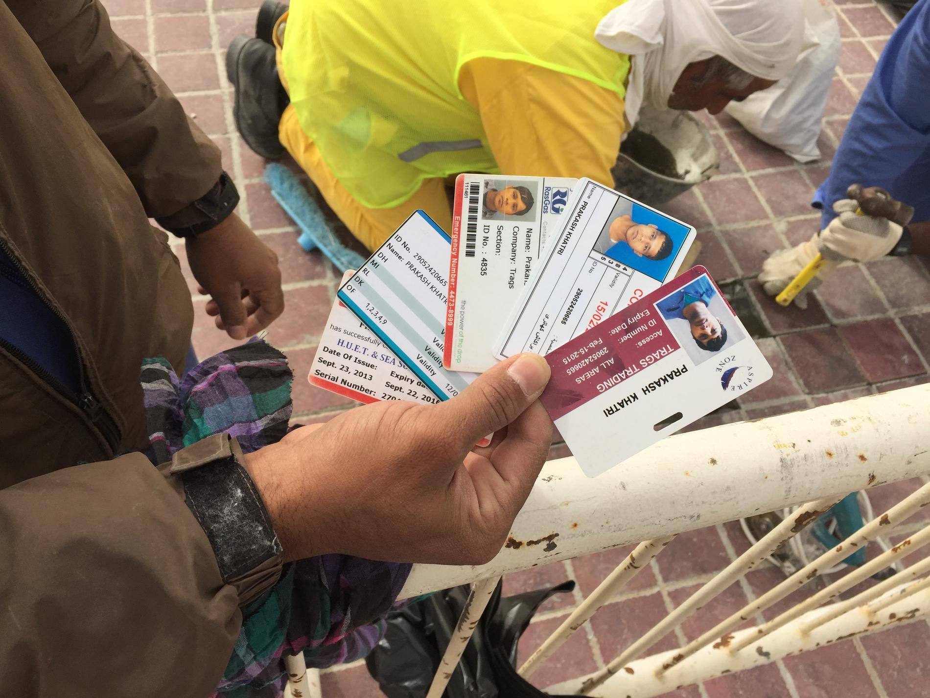 Företagen i Qatar beslagtar gästarbetarnas pass för att kontrollera att ingen byter jobb eller försöker lämna landet. Passen ersätts med olika ID-handlingar.