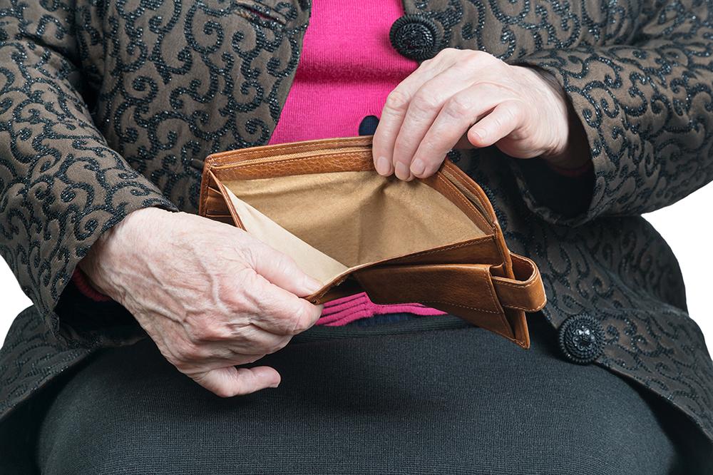 Många pensionärer får uppemot tusen kronor mindre i tjänstepension.