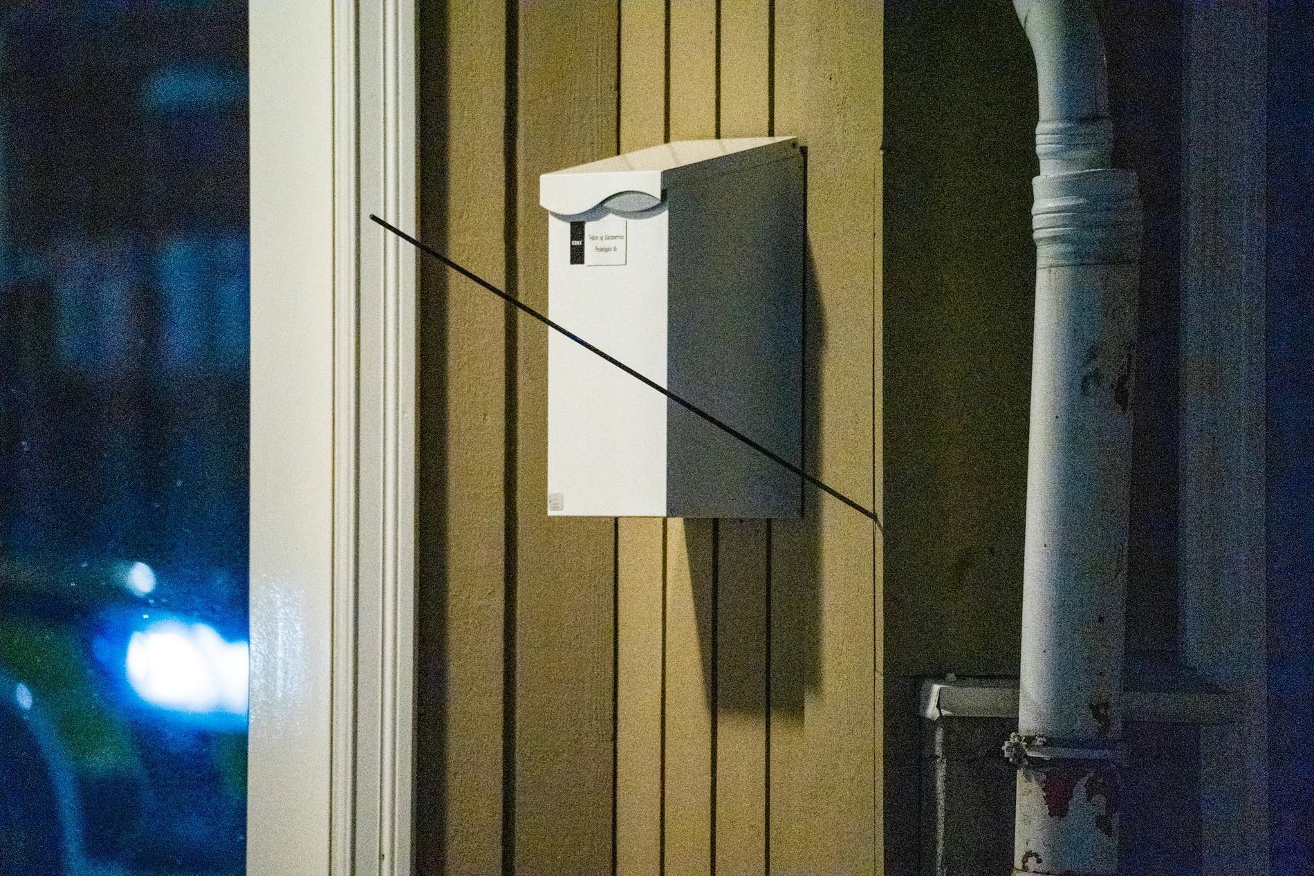 En pil sitter i väggen på ett hus i Kongsberg centrum.