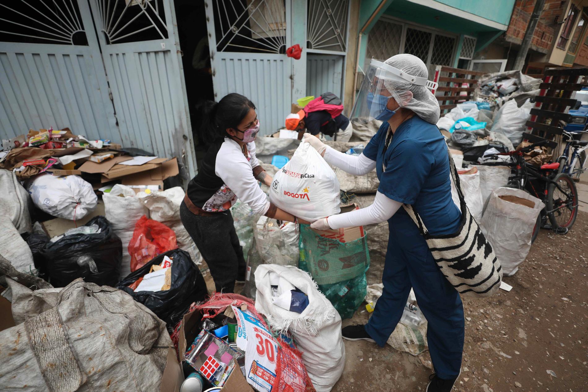 Mat delas ut till behövande i Bogota i Colombia. Staden delar ut mat till människor som inte längre kan gå till jobbet på grund av pandemins restriktioner. Hembiträden finns bland de arbetsgrupper som har drabbats hårt. Arkivbild.