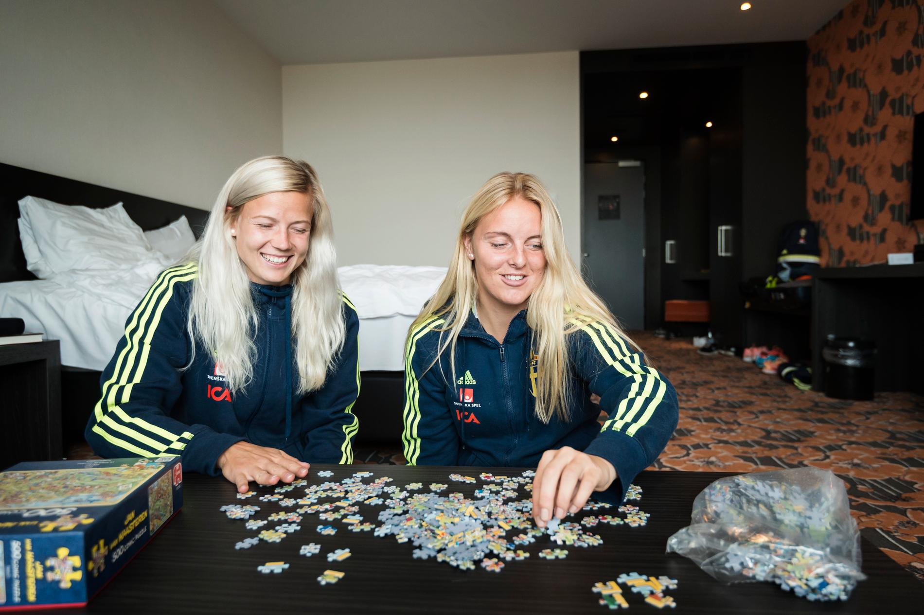 Mimmi Larsson och Hanna Glas ska hinna med ett 500-bitarspussel.