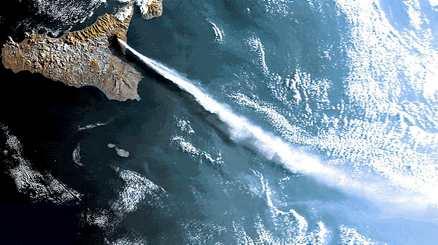 2001 fick vulkanen Etna utbrott på Sicilien i Medelhavet. Fortfarande två veckor efteråt syntes röken av lavaexplosioner. Vulkanutbrott kyler ner klimatet på jorden.