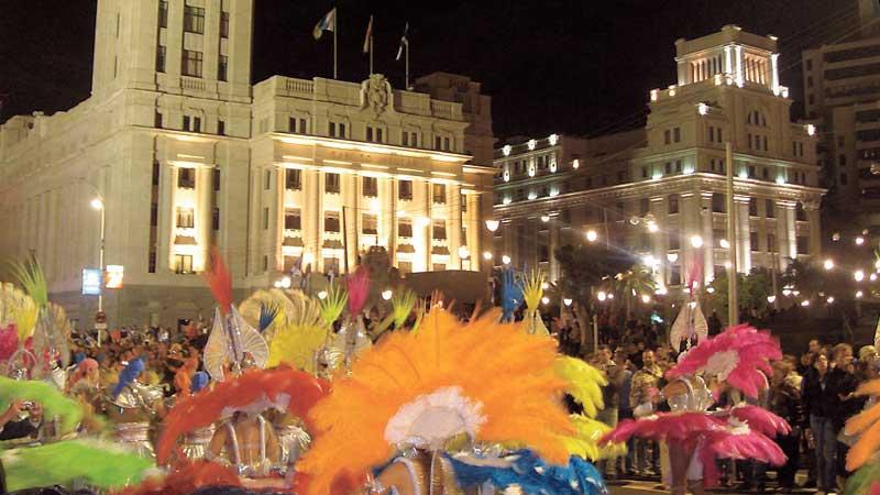 Santa Cruz bjuder på karneval i februari varje år.