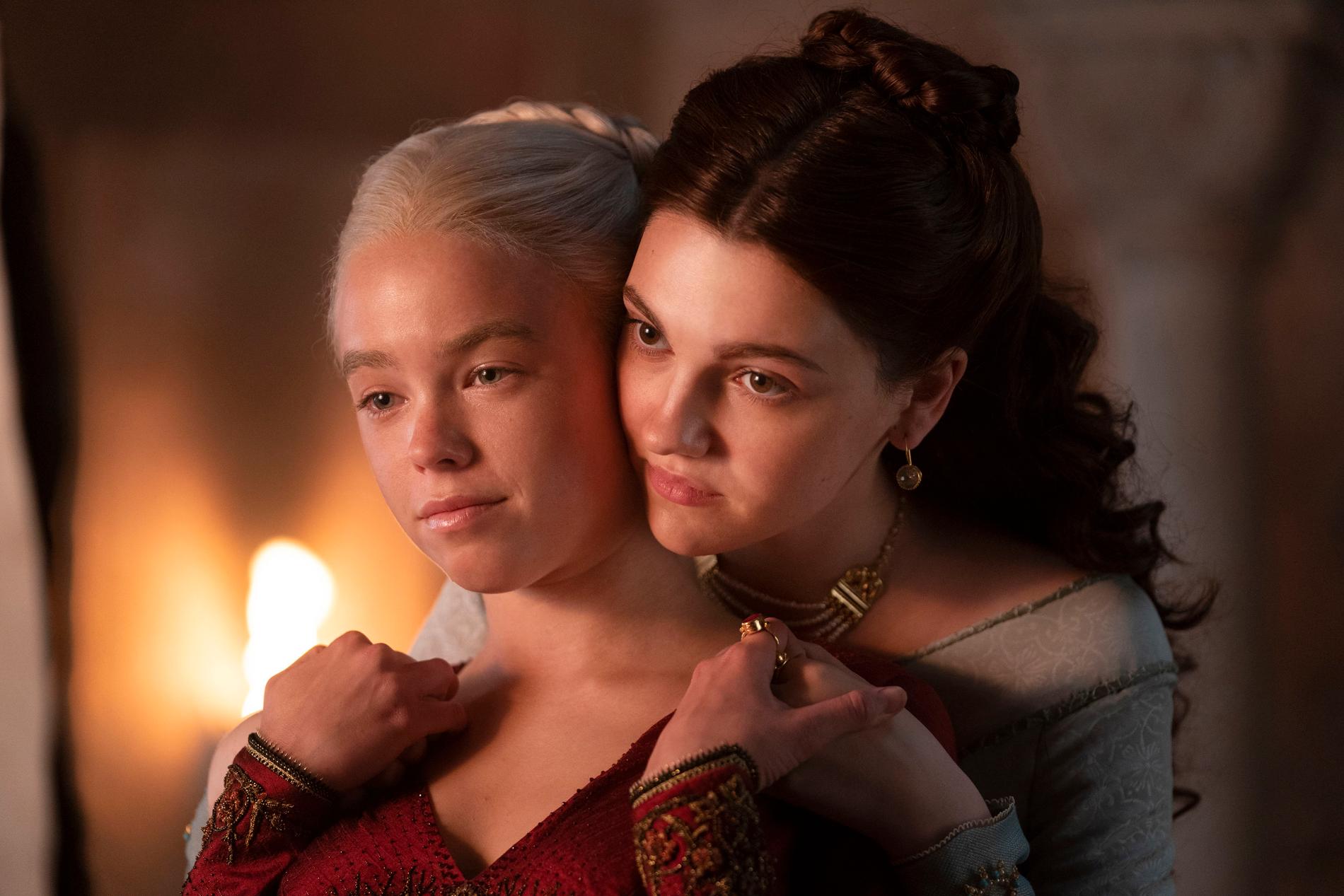 Milly Alcock som unga prinsessan Rhaenyra Targaryen och Emily Carey som unga Alicent Hightower. ”House of the dragon” har premiär den 22 augusti.
