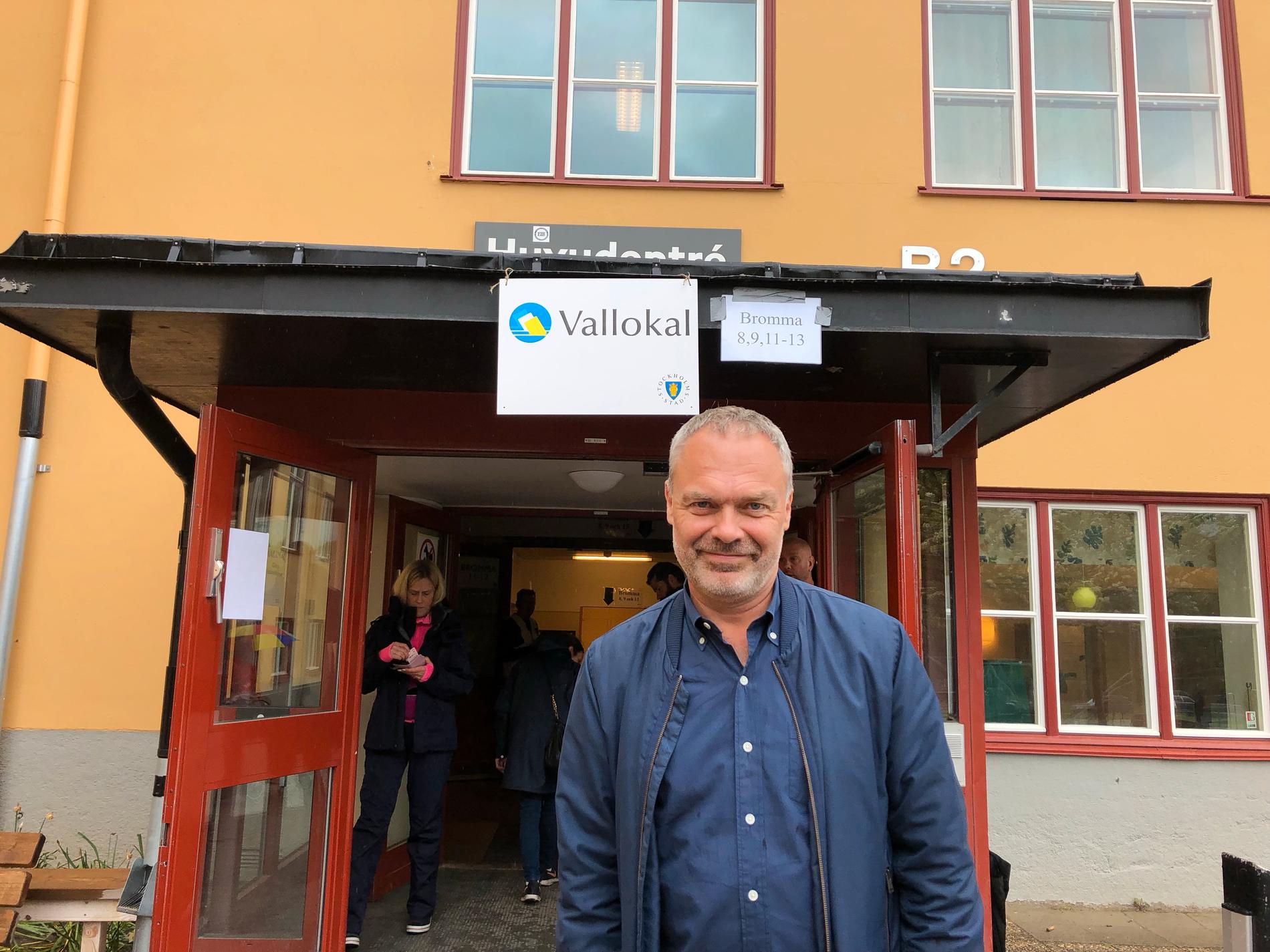 Liberalernas partiledare Jan Björklund röstar till EU-valet i Bromma.