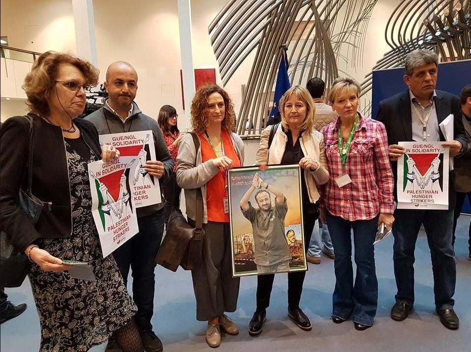 Marita Ulvskog (S) vid manifestationen i Bryssel där hon poserar med en bild på livstidsdömde palestiniern Marwan Barghouti.