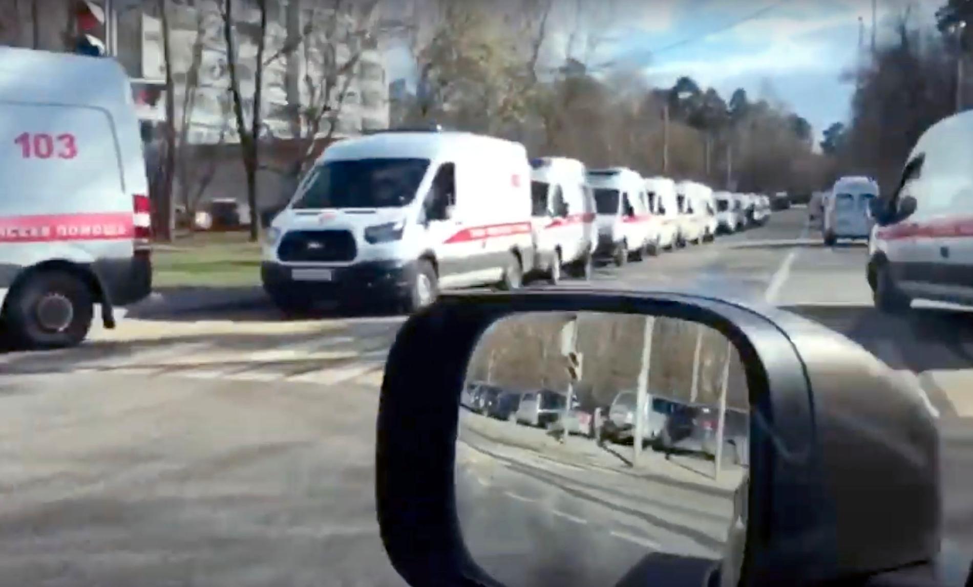 Lång kö av ambulanser i Moskva