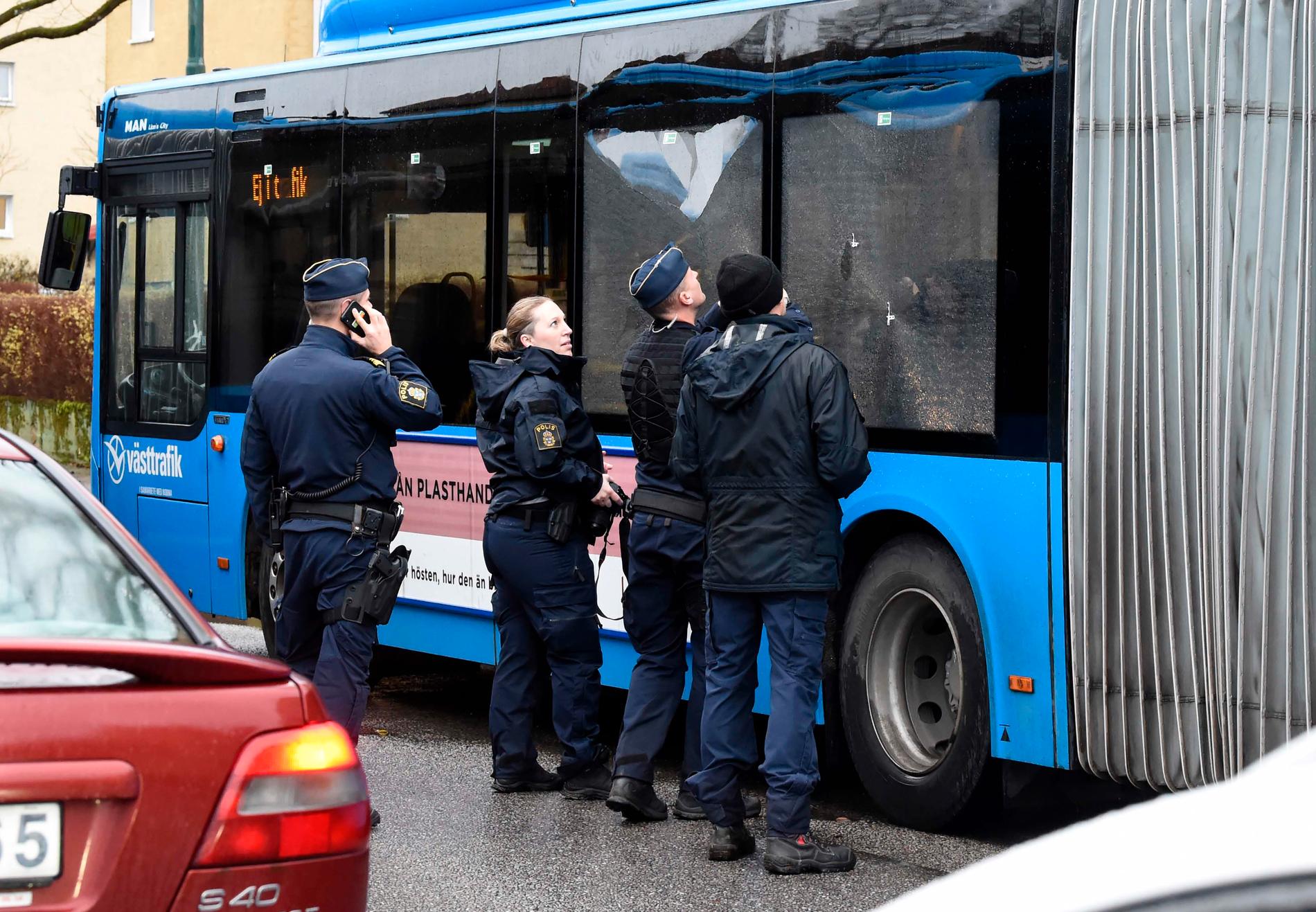 Bussen blev beskjuten med hagelgevär, enligt Aftonbladets uppgifter.
