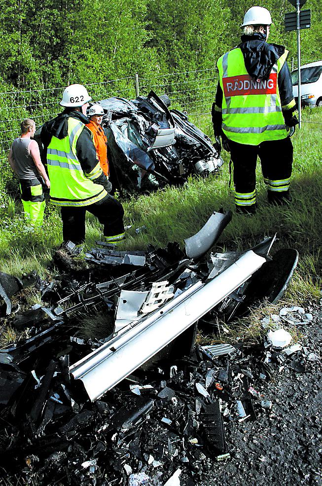”BARA MOS” Volvon och skåpbilen frontalkrockade – och båda förarna omkom.