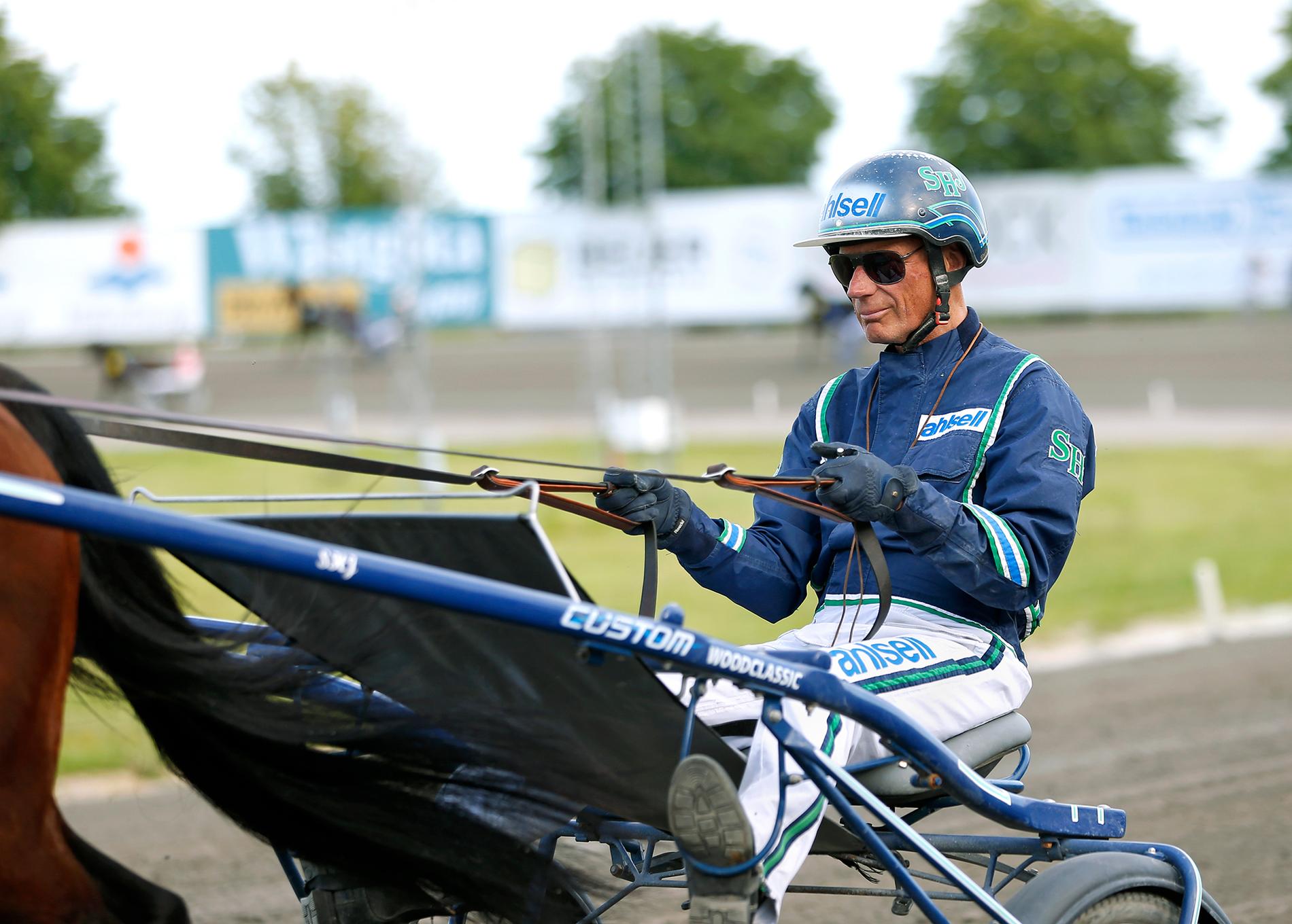 Stig H Johansson slutar som travtränare.