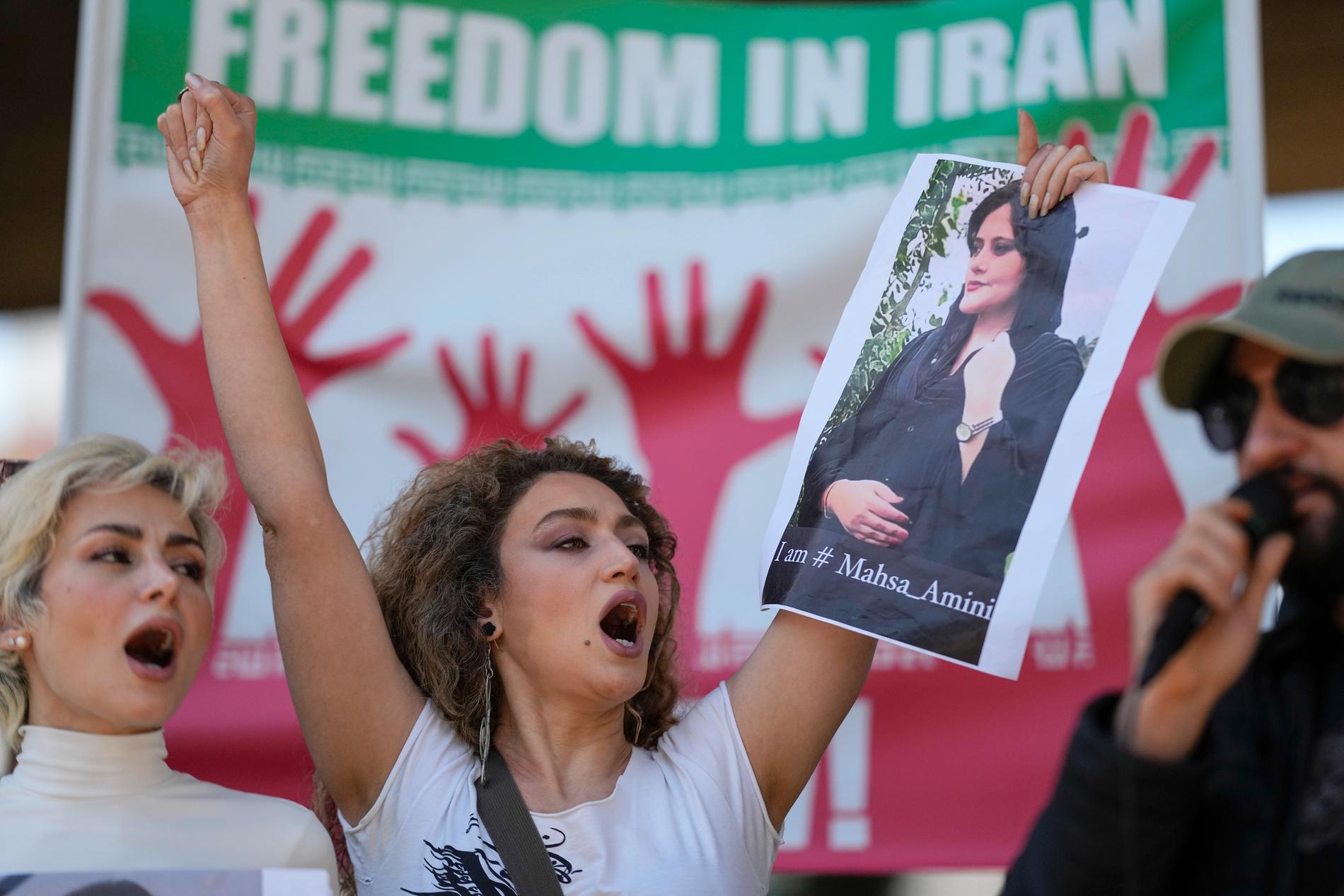 Exiliranier världen över stöttar de iranska kvinnornas kamp mot regimen.