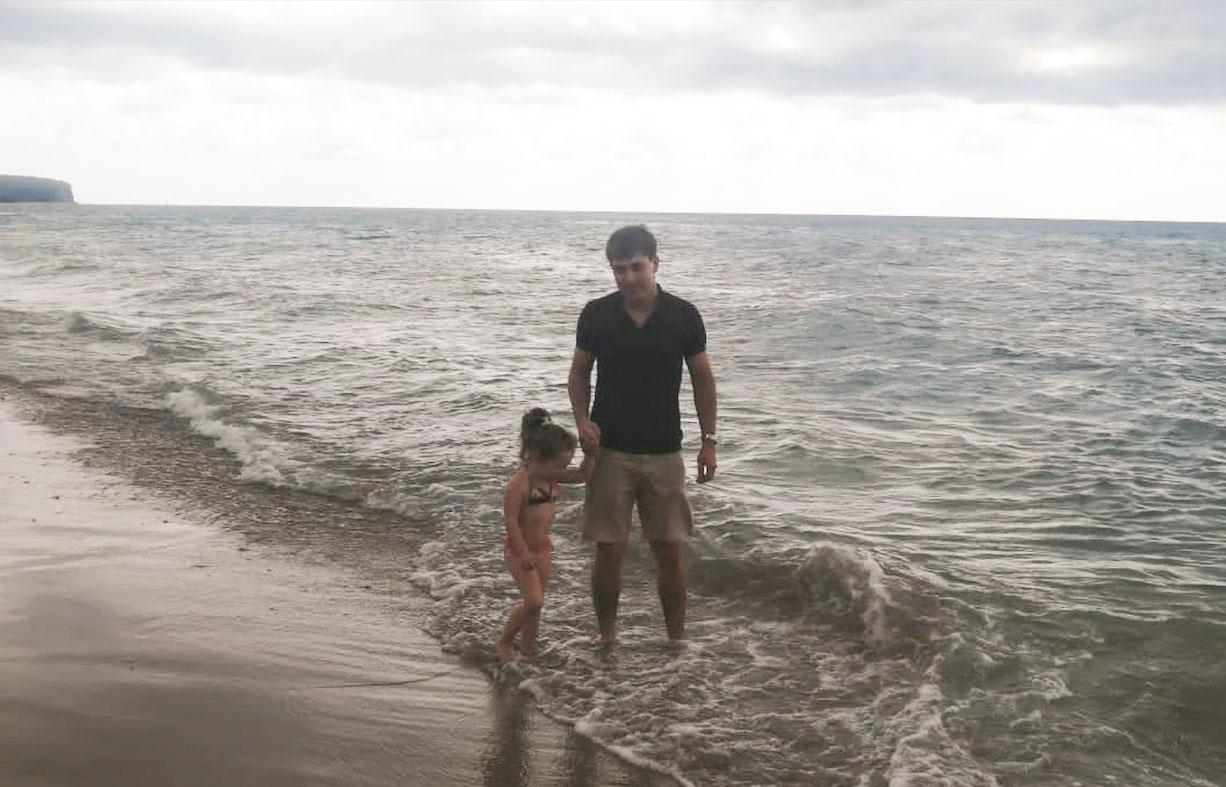 Ivan Ovlasjenko med dottern Polina vid havet.