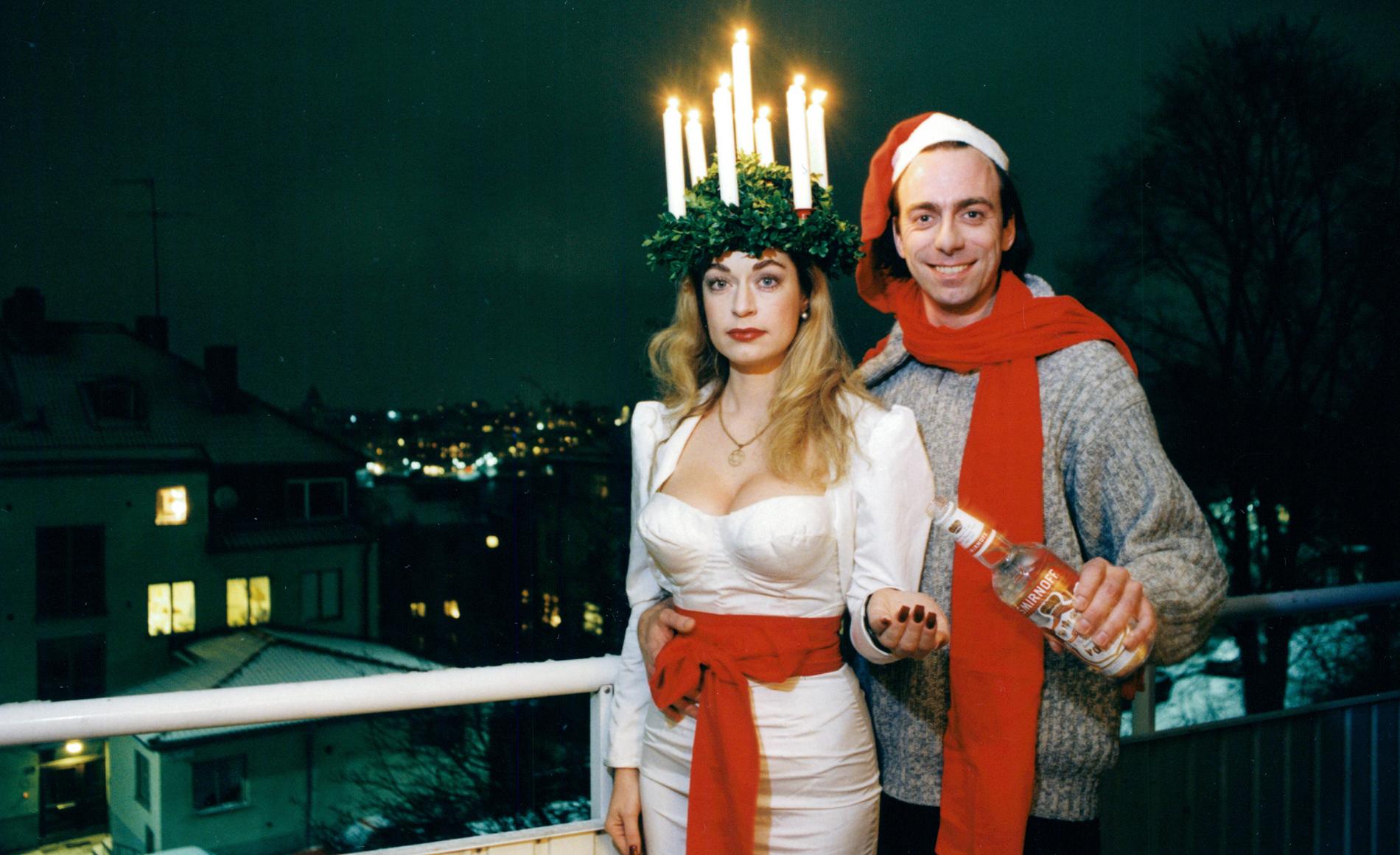 Rikard Wolff serverar vodka till Lucian Camilla Thulin 1993.