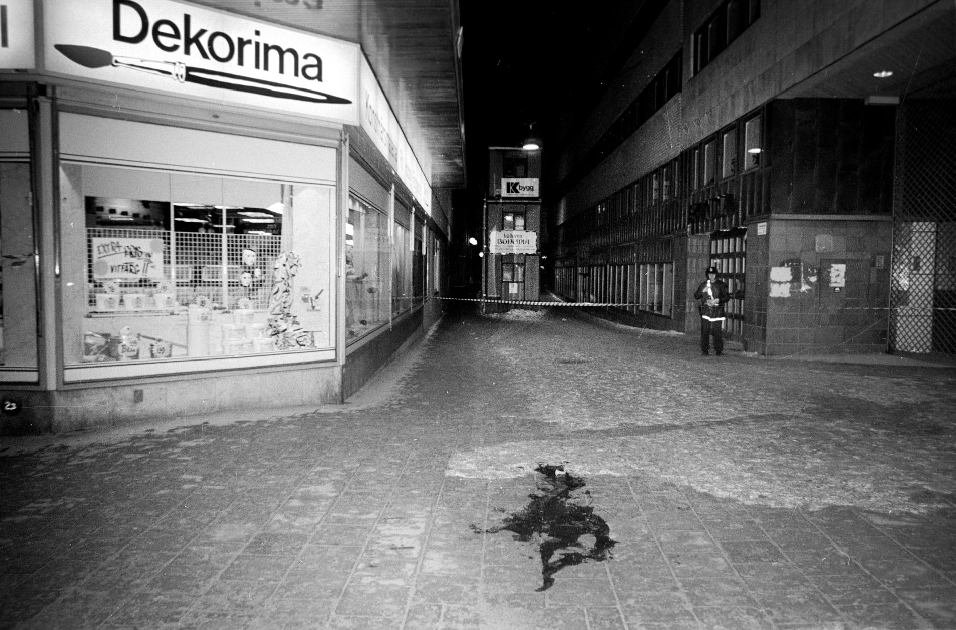 Bild från mordplatsen på Sveavägen.