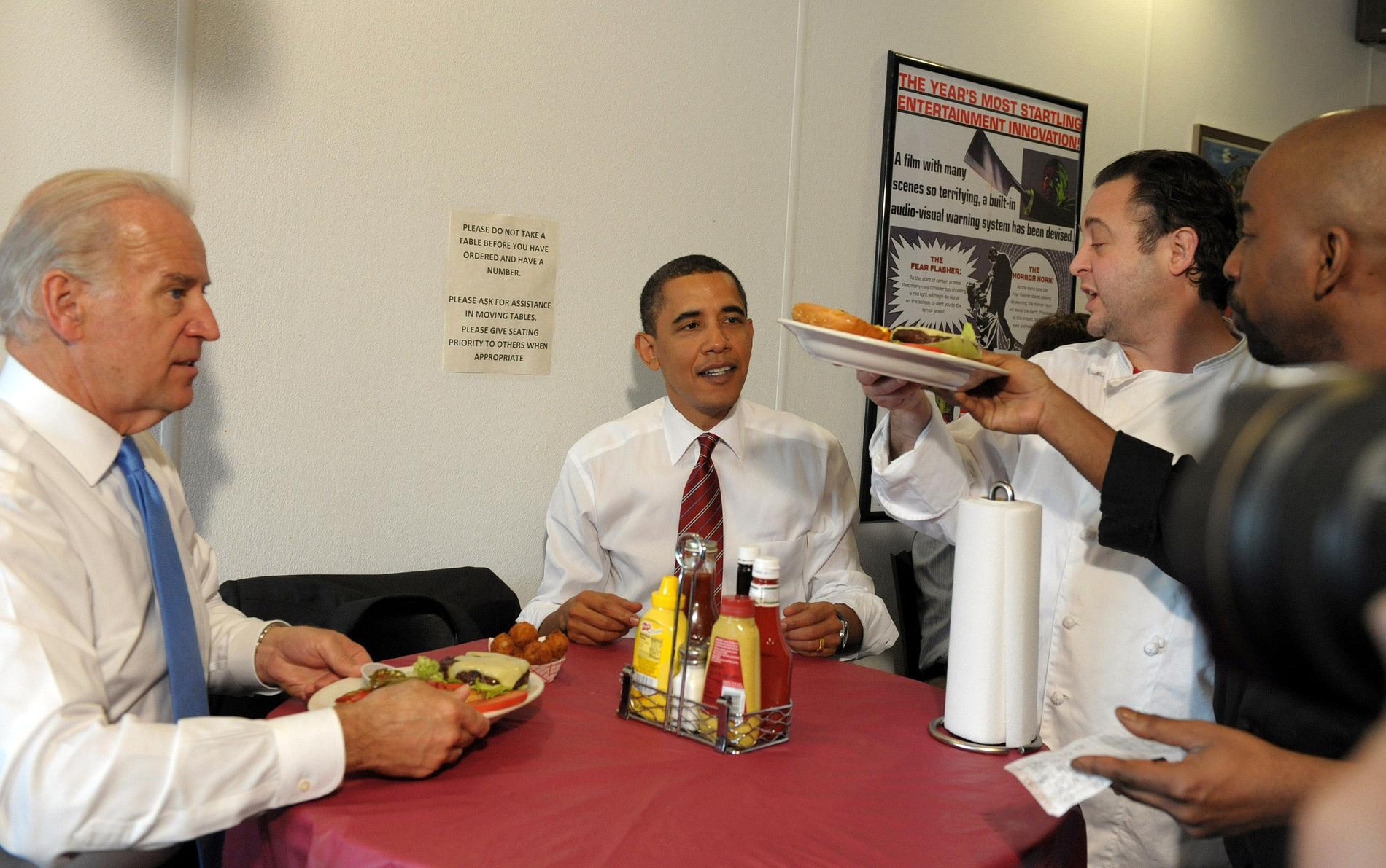 Joe Biden och dåvarande president Barack Obama äter burgare 2009.