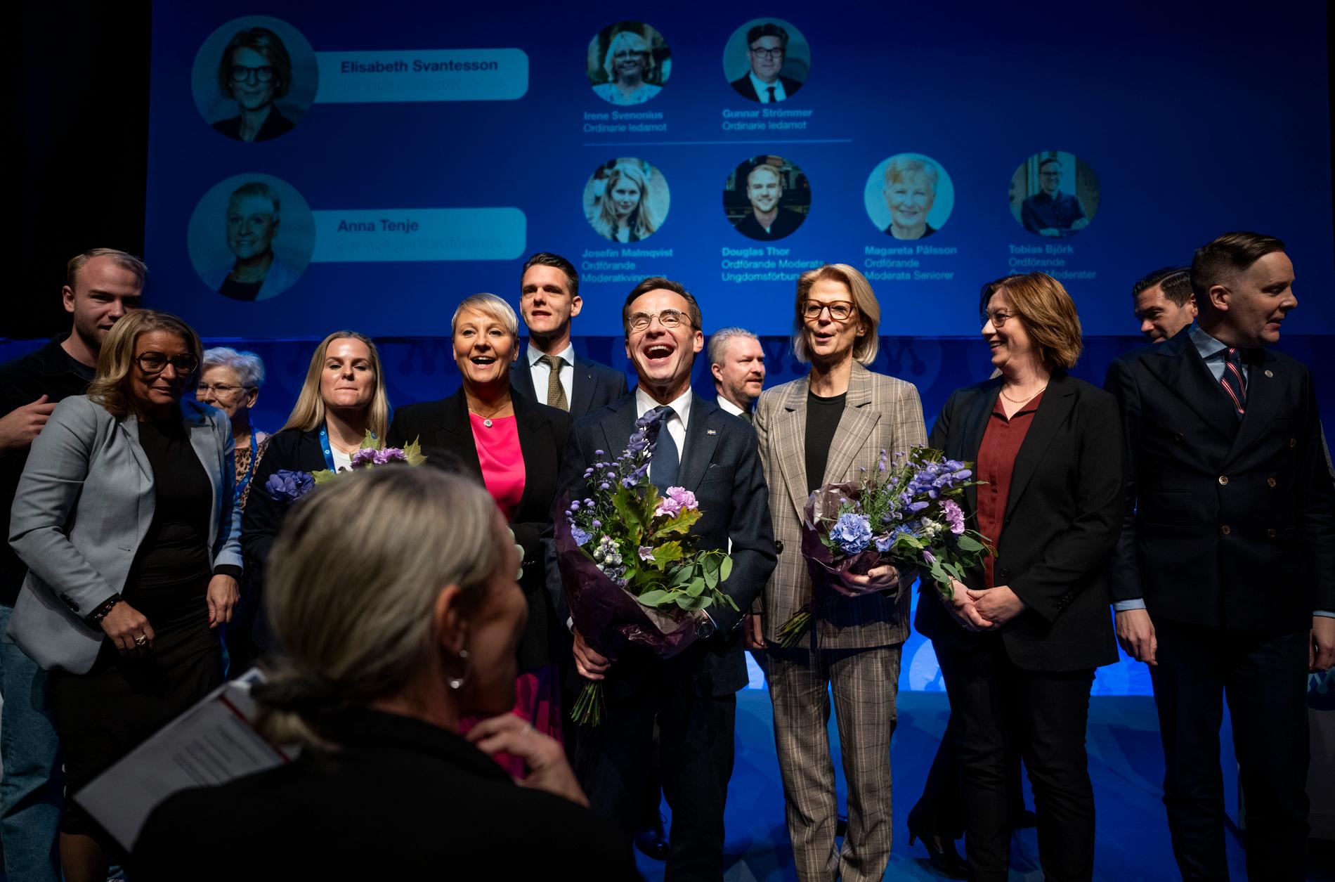 Moderaternas partistyrelse under stämman. Ulf Kristersson valdes om som partiordförande. Till vänster andre vice ordförande, äldre- och socialförsäkringsminister Anna Tenje, till höger förste vice ordförande, finansminister Elisabet Svantesson.