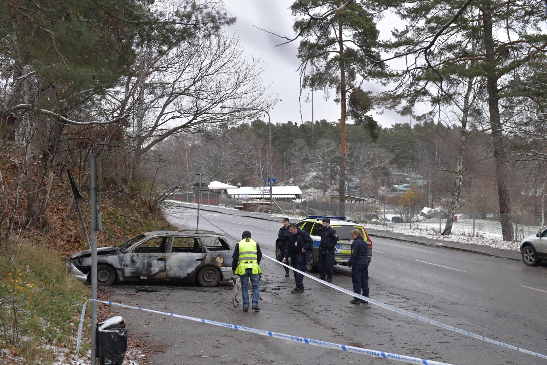 En av bilarna som var inblandad i skottlossning i Bromma hittades utbrunnen vid Ängbybadet. Arkivbild.