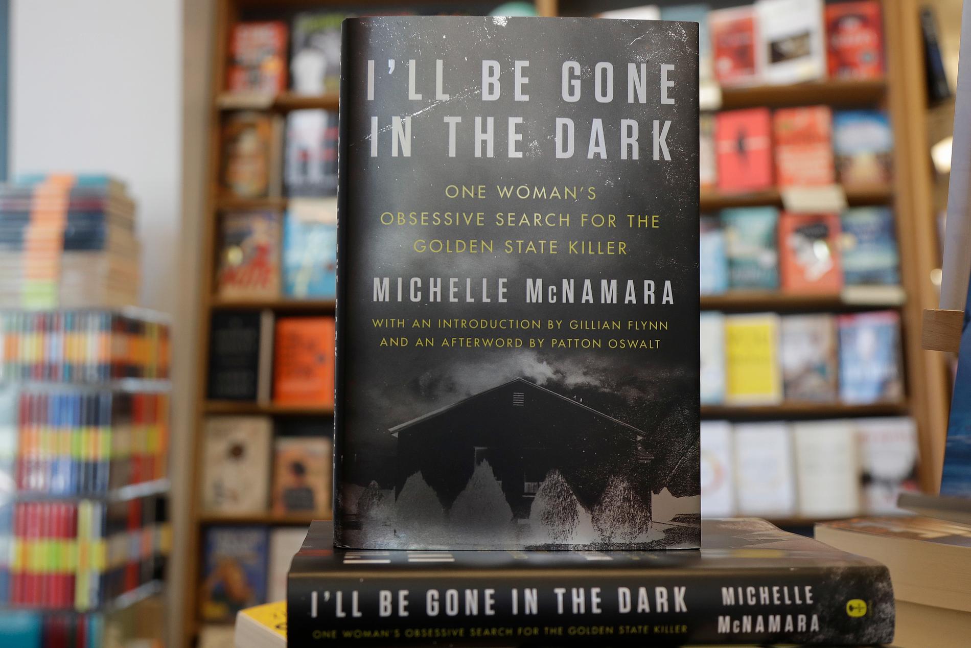 Boken "I'll be gone in the dark", skriven av Michelle McNamara, som dock hann avlida innan den var helt klar.