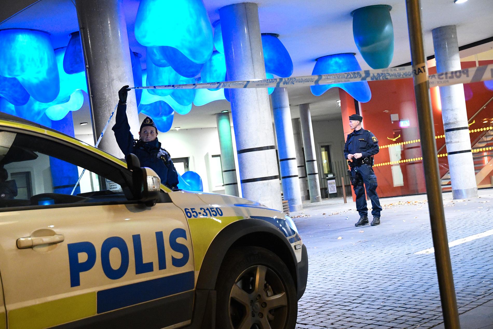 Polis bevakar akutintaget vid Universitetssjukhuset sedan två personer skjutits vid två separata skottlossningar i Malmö under onsdagskvällen.