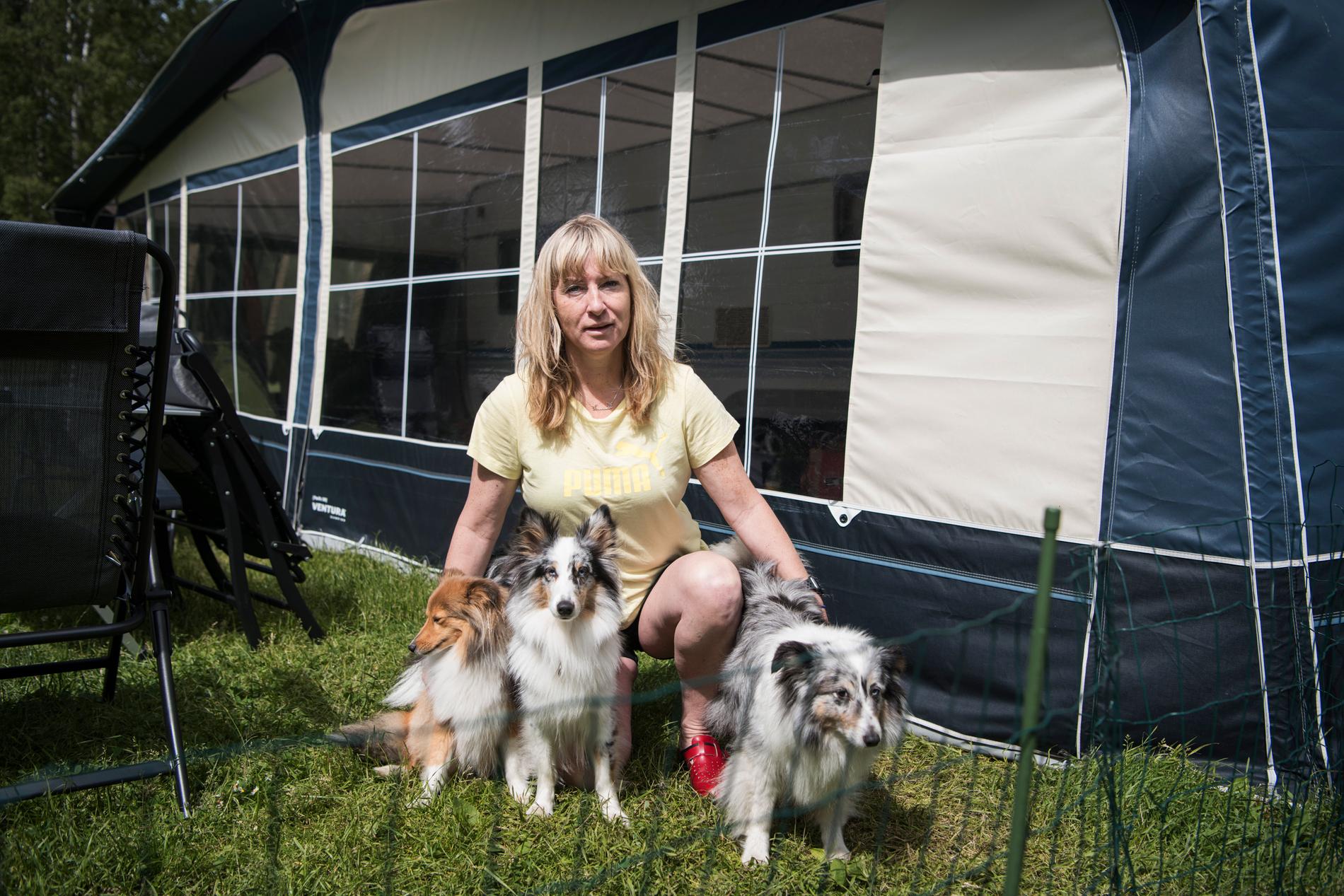 Carola Herrlin, 53, älskar campinglivet. Med sig på semestern har hon även hundarna Pepsi, Gin och Alice.