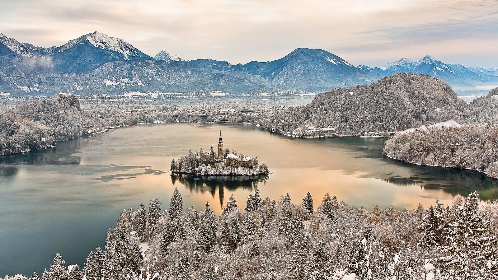 Sjön Bled med sitt slott och ö är en klassiskt symbol för sköna Slovenien.