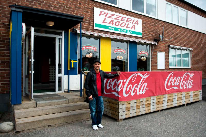 Yahya ”Iza” Damlkhi jobbar som pizzabagare i Söråker utanför Sundsvall.