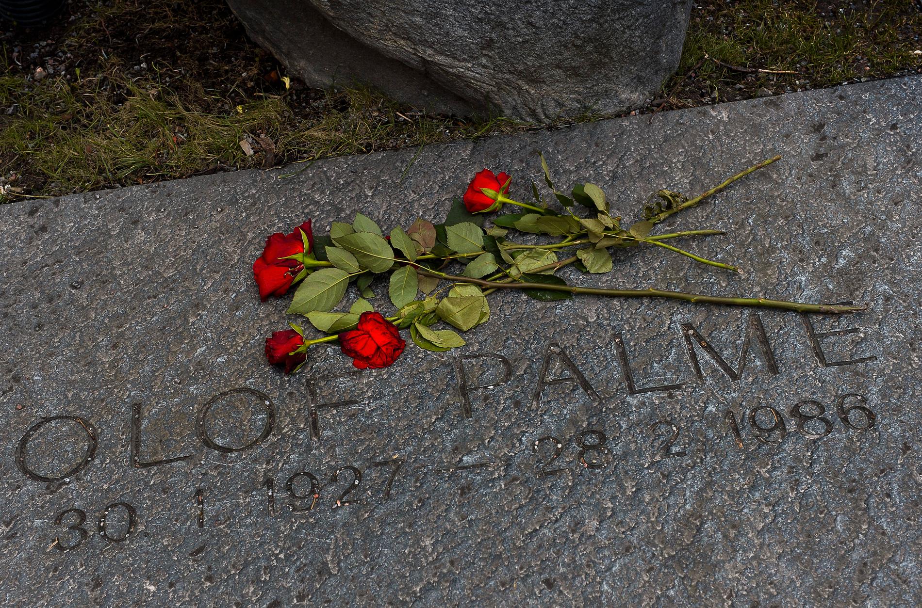 Olof Palmes grav på Adolf Fredriks kyrkogård har utsattes för skadegörelse i september. Enligt församlingen kan det röra sig om samma gärningsman som tidigare vandaliserat flera gravar på kyrkogården. Arkivbild.