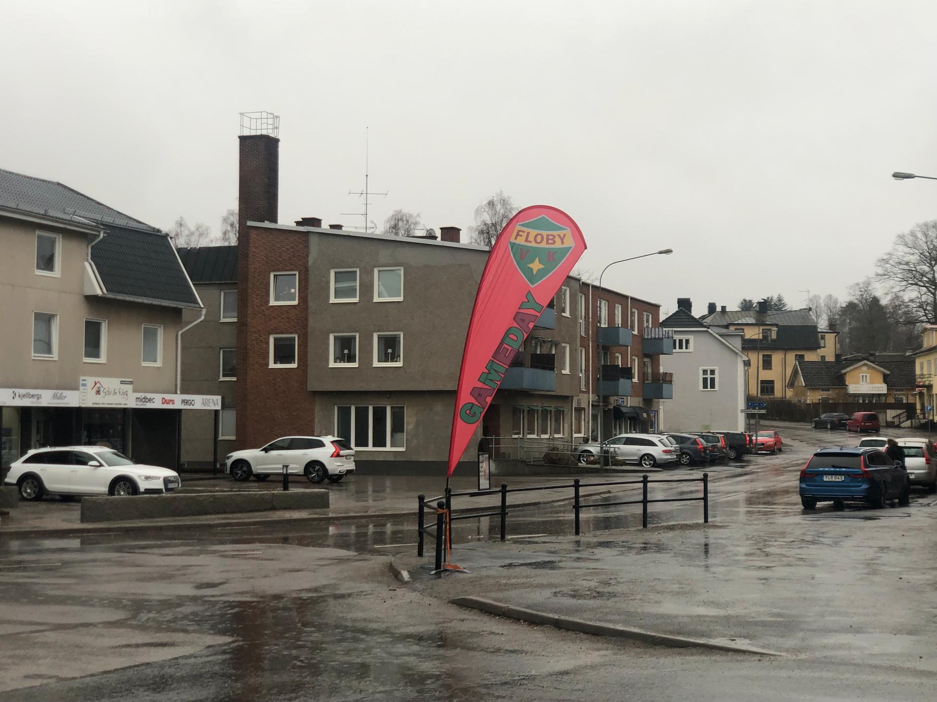 Den dyngsura flaggan vid stationen berättar att det är matchdag i Floby. Hylte/Halmstad är på besök för att spela den andra matchen i SM-semifinalserien.