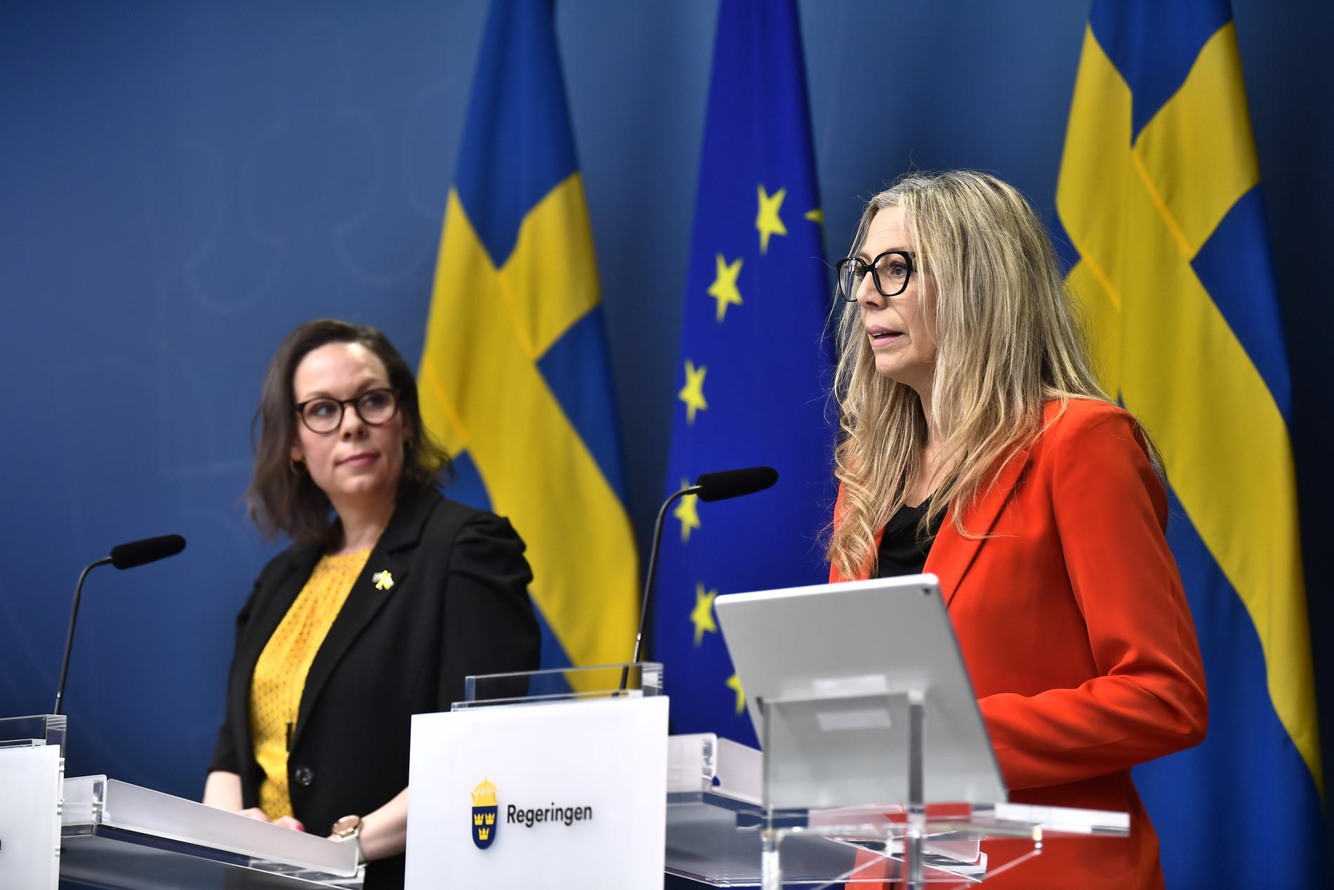 Migrationsminister Maria Malmer Stenergard och Linda Lindberg, gruppledare för Sverigedemokraterna i riksdagen presenterar Tidöpartiernas plan för medborgarskapet på en pressträff de 5 maj.