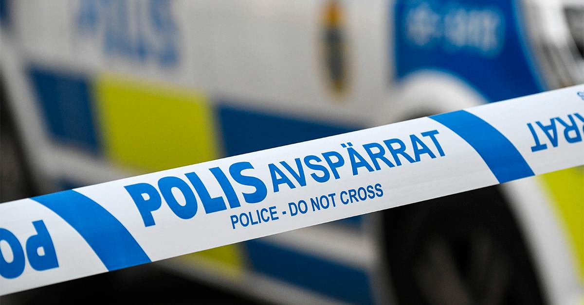 Polisen har larmats till Solna tågstation efter ett larm om skottlossning. 