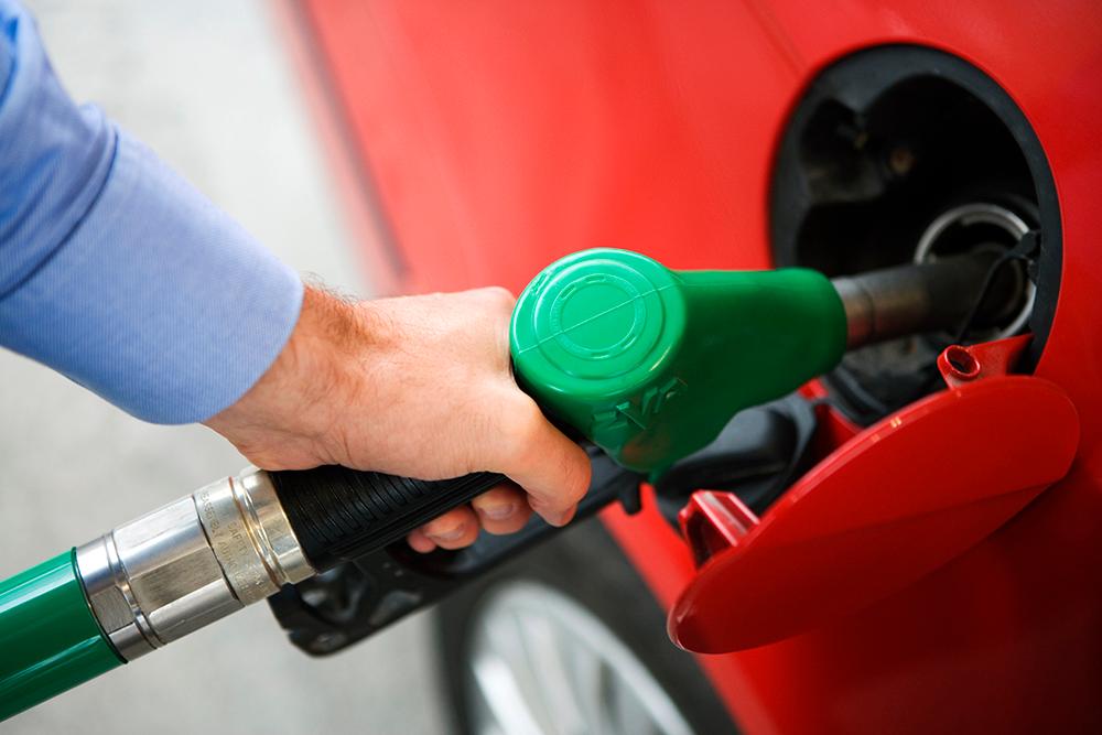 Räkna med att bensinpriset fortsätter stiga fram till sommaren.