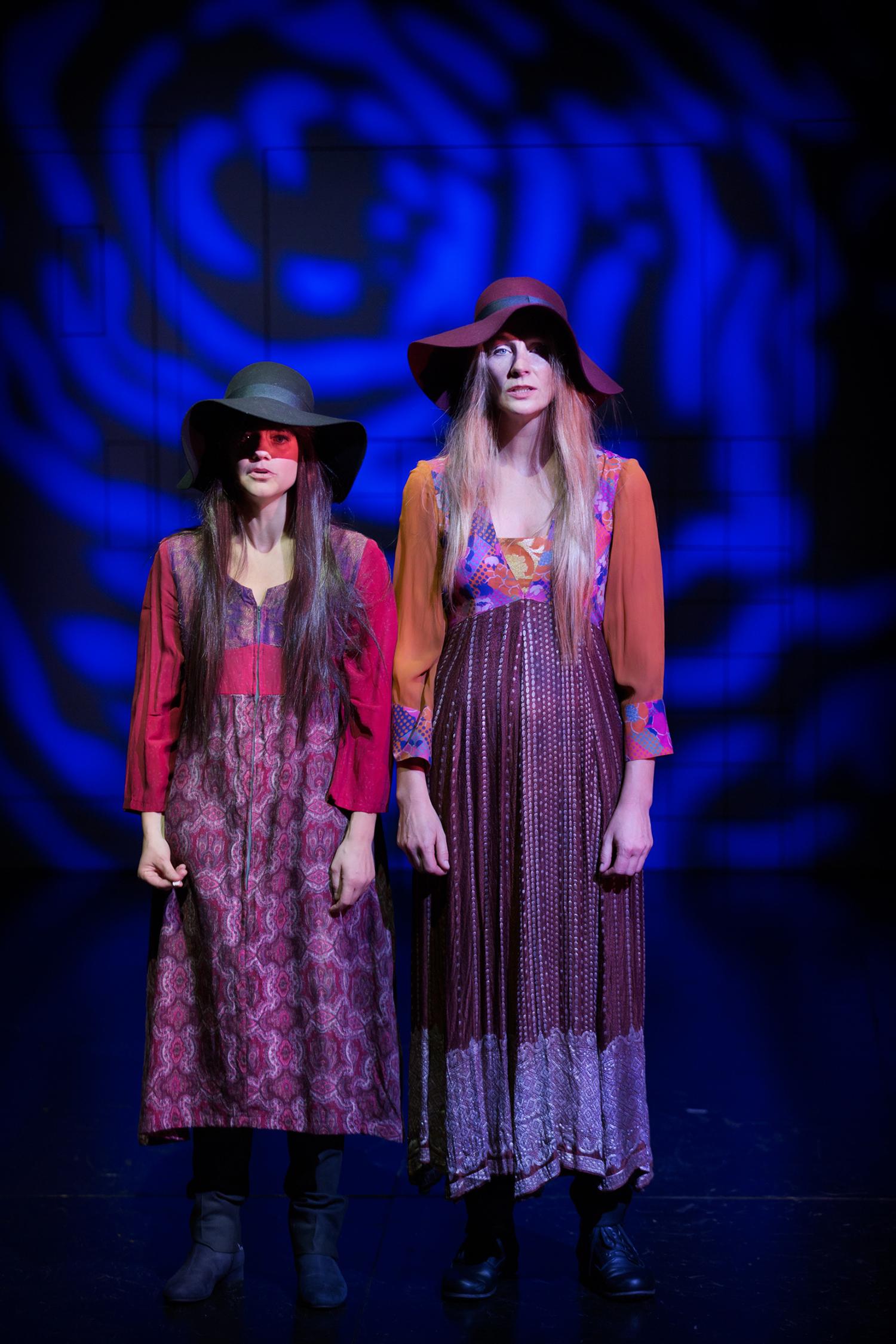 Rakel Wärmländer och Elisabet Carlsson som sjungande systrarna Second Aid Shit.