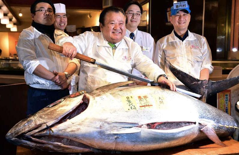 Sushimagnaten Kiyoshi Kimura är nöjd efter att ha köpt en blåfenad tonfisk för 990 000 kronor.