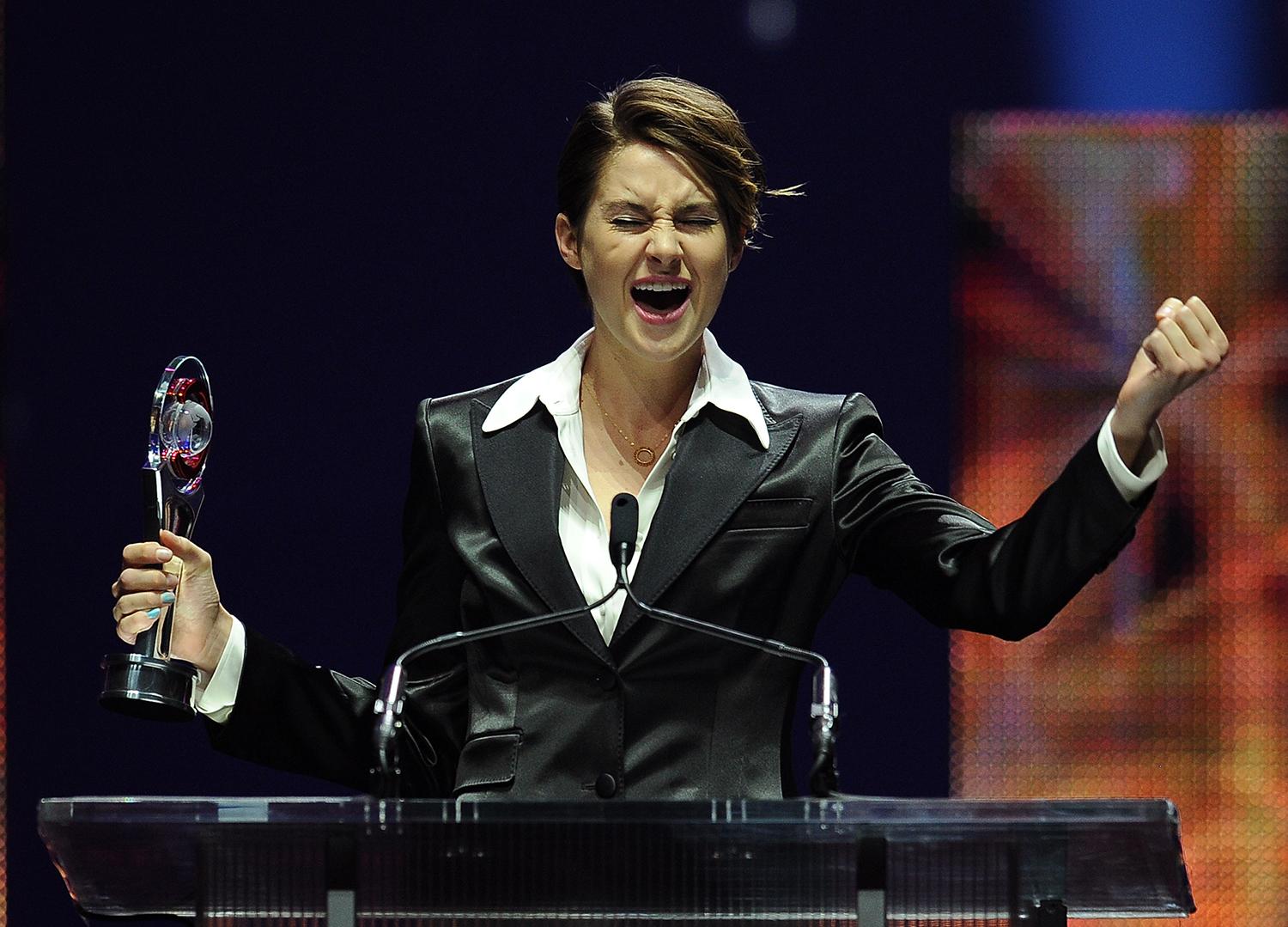 Shailene Woodley jublar när hon tar emot priset ”Female star of tomorrow” på Big Screen Achievement Awards i Las Vegas i mars 2014.