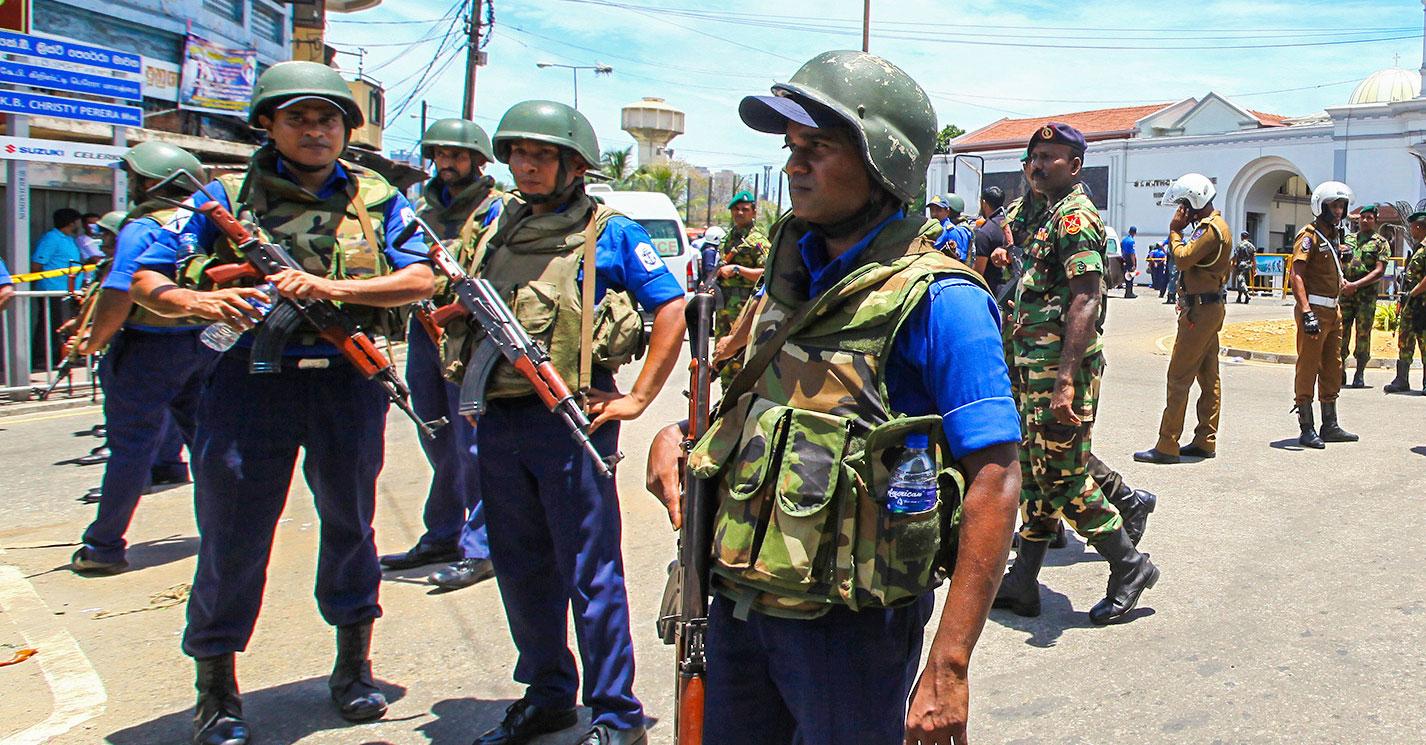 Militärer står vakt efter en av explosionerna i Sri Lanka. 