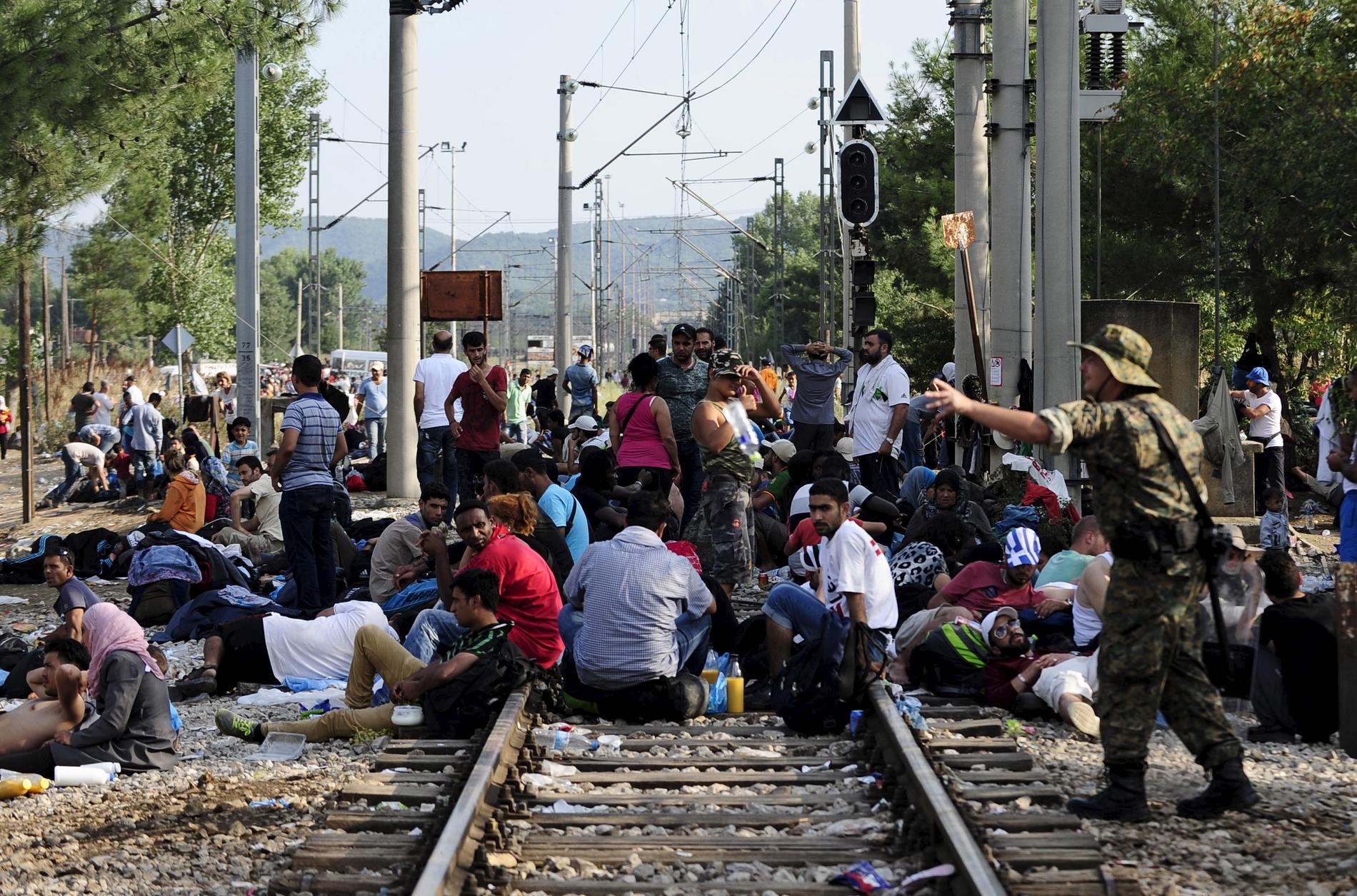 Specialpolis vaktar gränsen mellan Makedonien och Grekland när mer än tusen migranter väntar vid järnvägstationen i Gevgelija.